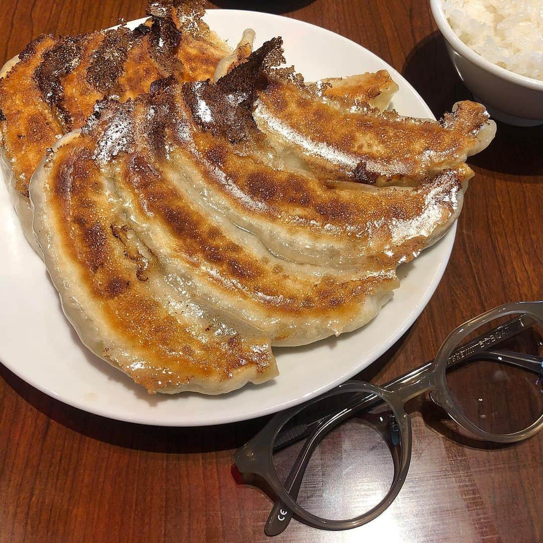 Mika Jimboさんのインスタグラム写真 - (Mika JimboInstagram)「銀座で超でっかい餃子食べた🥟🥟🥟. . でかいとは聞いてたけど思ったよりデカイ！二枚目の写真はサングラスとの餃子のサイズ比較😨まじで夜ご飯いらないぐらいお腹いっぱいだった😟. . 餃子久々に食べたけど美味しかったなぁ🤤🤤🤤💕. . #天龍#銀座天龍#餃子#餃子#銀座定食#銀座グルメ#銀座ランチ#銀座#ginza#有楽町#有楽町ランチ#ハイリターンハイリスク #東京のうまいメシシリーズ  #肉汁ぶしゃー餃子」9月7日 9時20分 - mikajimbox