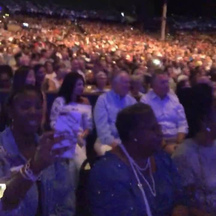 ジェニファー・ハドソンのインスタグラム：「And there’s nothing more beautiful than hearing the crowd singing “HALLELUJAH” @wolf_trap oh and let’s not forget @wallybean1 singing along . Sing @wallybean1 video by @bradleyryanv」