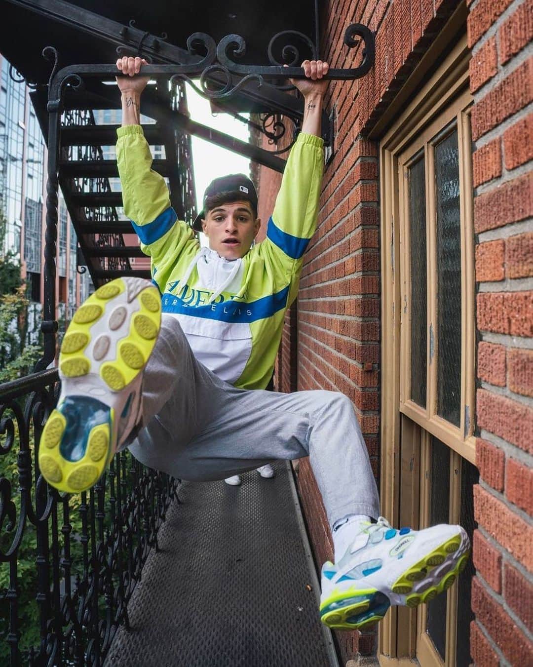 ペリーエリスのインスタグラム：「Swinging into the weekend like...#PerryEllisAmerica 📷 @prettymuch #repost #prettymuch」