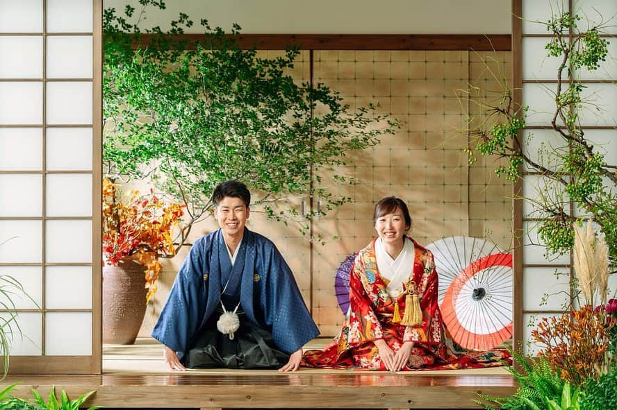 のインスタグラム：「生花と撮れる屋内庭園スタジオ✨ . 季節に合わせた生花をご用意しています！ 多くのお客様よりご要望いただいていた生花を屋内庭園スタジオに入荷しました！ スタジオ内でも本物のお花と撮影ができます♪ 屋内庭園なら雨天を気にせずロケーション撮影のように撮影できます！  9〜10月の生花は ススキ・ケイトウ・ツツジ 他 ＊お花は季節や開花状況により随時入れ替えをおこなっています！ . ぜひお問い合わせください💫 . ・ . フォトグラファー▶︎ @acekeca_wedding  #横浜 #前撮り  #色打掛 #結婚式コーデ  #和装ヘア #花嫁準備 #家族写真 #結婚準備 #スタジオアクア #結婚式準備#屋内庭園撮影#横浜みなとみらい  #結婚写真 #2019秋婚 #フォトスタジオ #ブライダルフォト #関東花嫁  #プレ花嫁  #卒花 #写真で伝えたい私の世界  #2019冬婚 #関東花嫁 #ファインダー越しの私の世界  #全国のプレ花嫁さんと繋がりたい #結婚 #生花 #卒花嫁 #ウェディングドレス試着  #結婚式準備 . スタジオ公式アカウントはこちら▶︎ @decollte_weddingphoto  @studioaqua_yokohama」