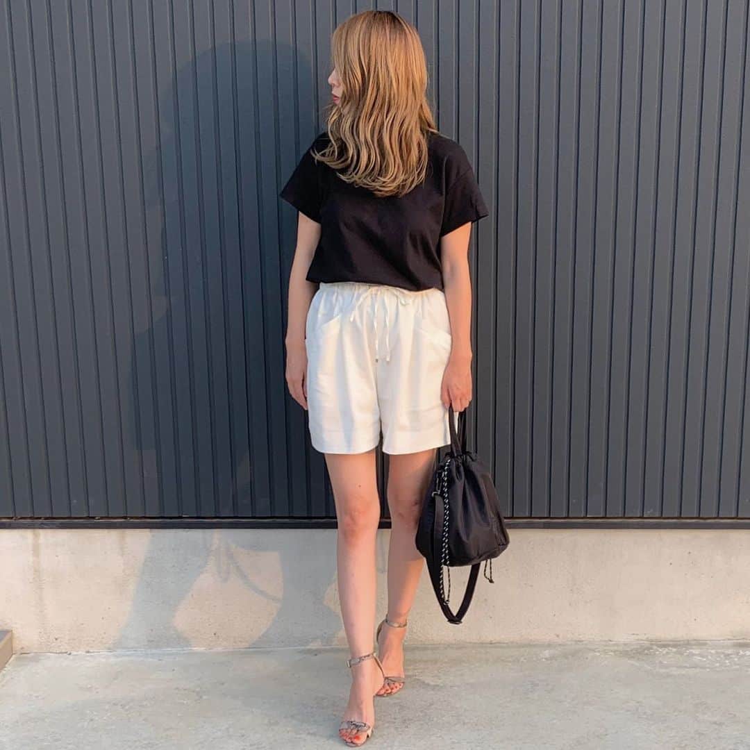 ryuu79hinaのインスタグラム：「#outfit ・ ・ 🐼な日…🖤 ・ ・ 髪が明るすぎて早くカラーしたい🥺 ━━━━━━━━━━━━━━━ 👕・@gu_for_all_ 👖・#スピックアンドスパン 👡・#gu 👜・#グローバルワーク」