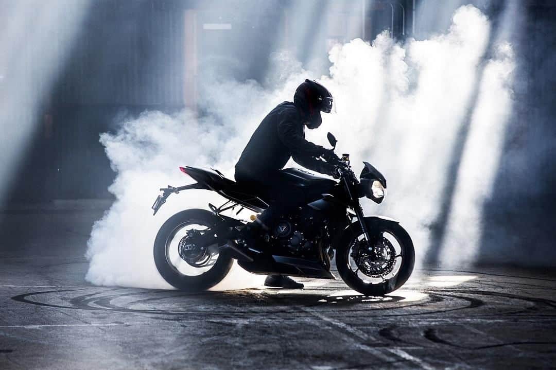 のインスタグラム：「【STREET TRIPLE】Street Tripleの3つのバリエーションには、それぞれにユニークなテーラーメイドされたかのようなパワー、パフォーマンス、テクノロジーを装備しています。  詳しくはプロフィールのURLから、ROADSTERSシリーズ StreetTripleのページをご覧ください。  #StreetTripleR #StreetTripleS #StreetTripleRS #TriumphOfficial #ForTheRide #Triumph #ストリートトリプル #ストリートトリプルR #ストリートトリプルS #ストリートトリプルRS #トライアンフ #トライアンフはかっこいい #バイク #バイク好きな人と繋がりたい #バイクのある風景 #バイクが好きだ #バイク乗りと繋がりたい #理想のライドがそこにある #トライアンフ乗りと繋がろう2019秋」