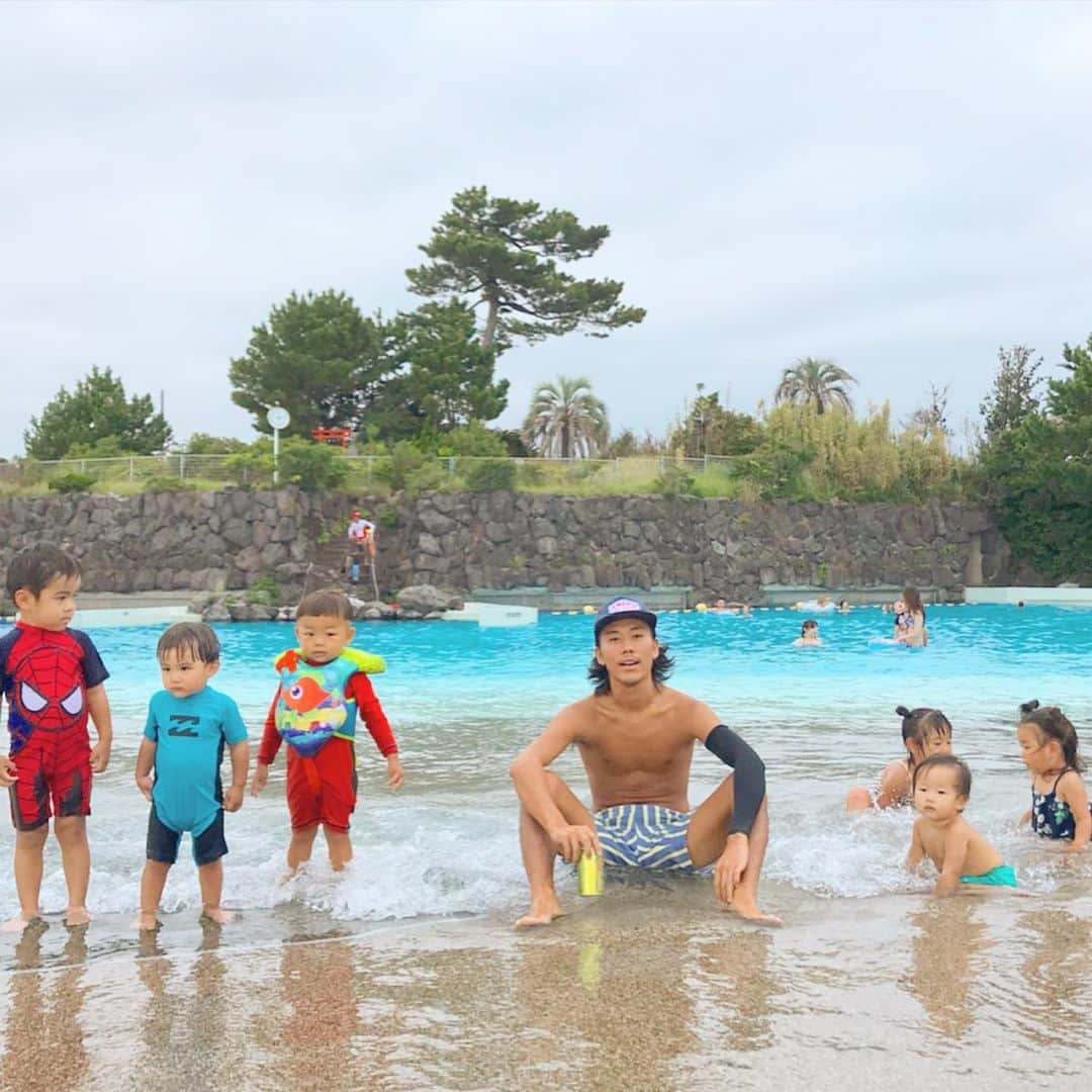 齋藤美波さんのインスタグラム写真 - (齋藤美波Instagram)「👙🐳🌴 #大磯ロングビーチ ・ 去年とデジャヴになりそうな 天気だったけど晴れて去年よりかは 寒くなかった！笑 今年は然も走り回れるようになり お友達と一緒に遊んでくれるように なったから母だいぶ自分時間出来て 楽しめた♥️ ・ 飛び込みしたかったなー笑 まゆ〜りえさん〜🤣🤣 次は絶対に💪🏾 ・ りえさんに最後心に喝入れてもらおうと託したが、ダメだった武玄さん。笑 浮き輪つけてぷかぷかの楽しさ 教えてあげたいのに、 試してみようともせず、、 頑なに拒否🤪#画像最後 ・ 今年中に浮き輪克服出来なかったか〜 おかげで、流れるプールで 大人はぷかぷか流れてるのに 武玄さんだけプールサイドウオーク する伝説残したよ。 普通逆やろ！笑 さすが武玄さん。 りえさんの 「You can do it !」 の心意気を持てるように👊🏽👊🏽👊🏽 来年また特訓だ🥇 ・ 子供達もほぼ休憩なしでたーくさん 遊んだし、それでもう心は満足じゃ😊 ・ これでプール納めかな😫 あー、夏、短っっ笑 とりあえず私の夏は9月いっぱい！ まだまだ楽しむぞー♥️ ・ ・」9月7日 20時50分 - saito373minami