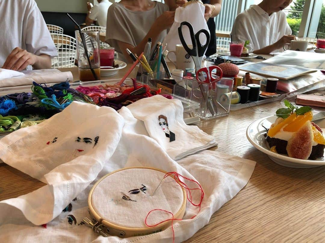 山本浩未さんのインスタグラム写真 - (山本浩未Instagram)「#はづき先生の刺繍教室  テーマは『#宝塚』今日は鼻筋と唇ともみあげを刺しては解いて…やり直すを繰り返し…スターさんの個性を出すの難しい😩 でもね、楽しゅうございました🧵💕」9月7日 20時52分 - hiromicoy