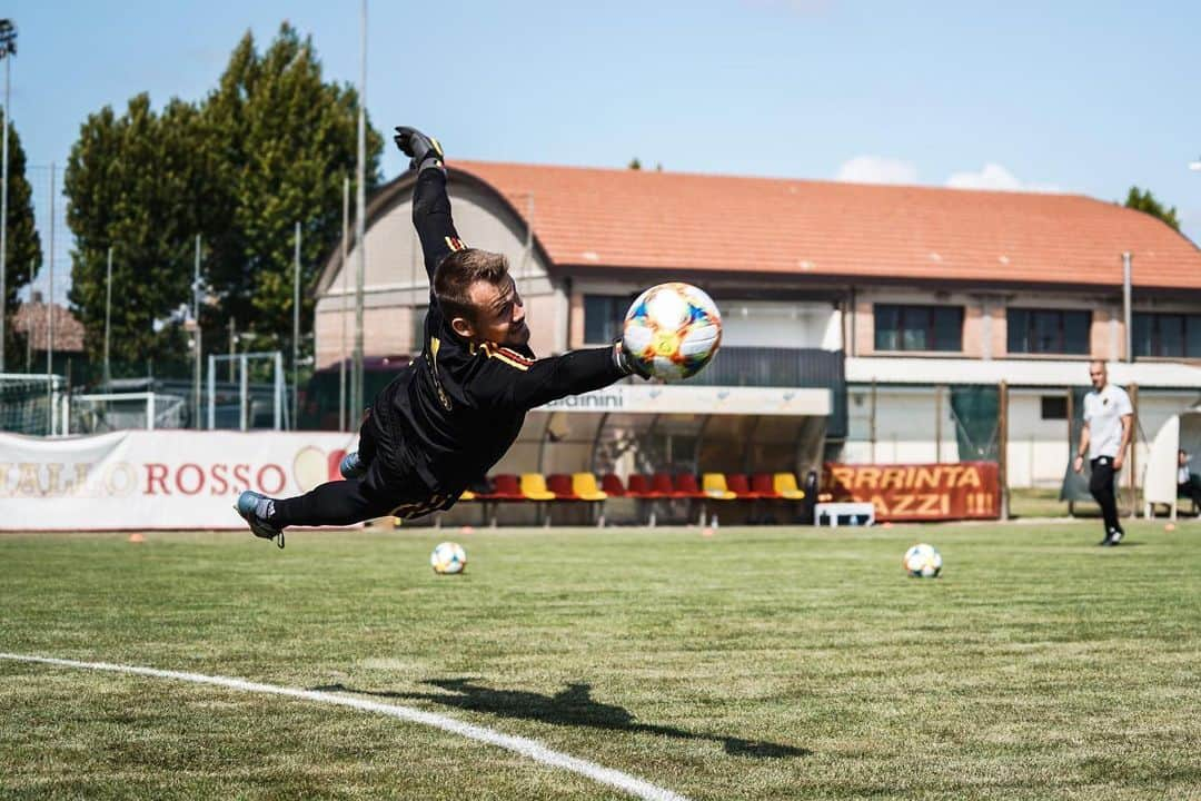 シモン・ミニョレさんのインスタグラム写真 - (シモン・ミニョレInstagram)「Forgot to smile for the camera in full flight 😉📸 @belgianreddevils」9月7日 19時21分 - 22mignolet22