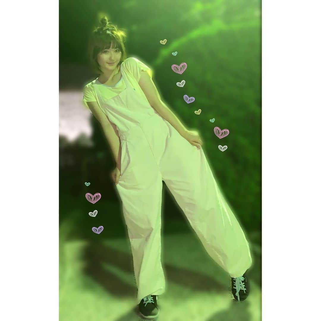 金城成美のインスタグラム：「昨日着ていた服をいっちー(@ichika_kato )に褒めてもらったので、帰り道写真撮ってインスタにあげよう！！と思ってセルフタイマーで撮ったんだけど、夜だから色わからないし、なんかすごい緑 * * #次着た時はちゃんと撮るね #ootd #オーバーオール #ehyphenworldgallery #poudoudou」