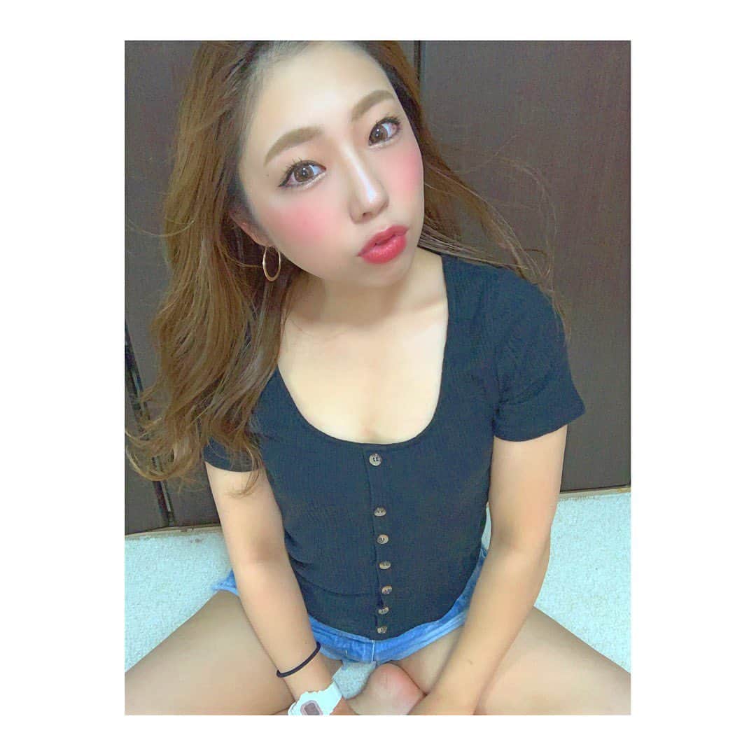 のインスタグラム：「こんばんは💕 夜ご飯も食べてお腹いっぱいニダ✌️ . 仕事ばっかりで久々に私服着たナ😊 そして何故か無性に焼き鳥が食べたい🐓 食べることばっかりだな（笑） . 明日からも頑張りましょー！ . #tryharddancers #okayu #おかゆポーズ #丘崎優佳 #gogodancer #clubdancer #followme #パリピ #dancer #club #トライハードダンサーズ #トライハード #セクシー #水着 #ゴーゴーダンサー #トラ活 #osaka2nite #l4l #instalove #instagood #instalike #f4f #love #ビジョビ #インスタグラマー #instagram」