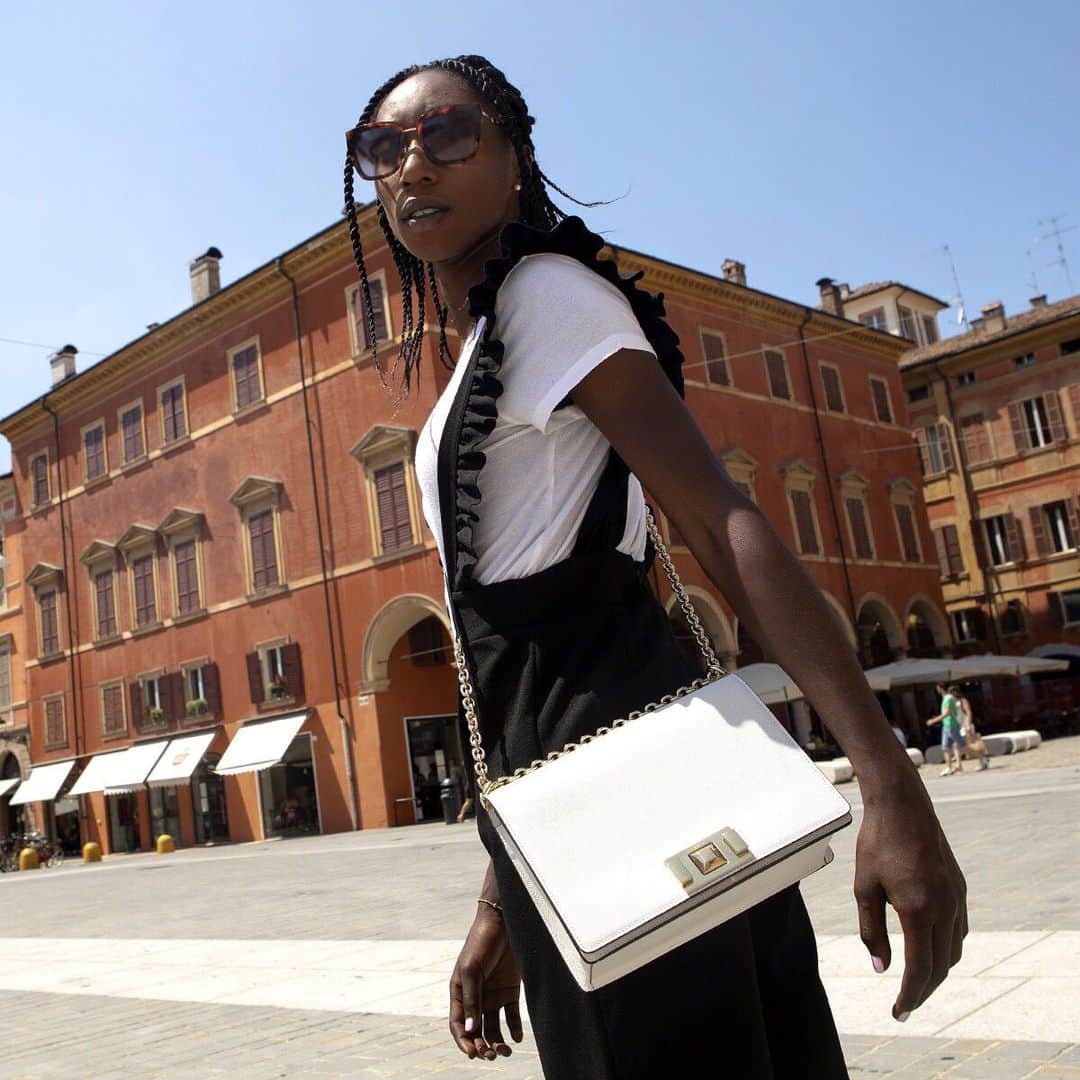 のインスタグラム：「The daily life of a professional athlete is not just about training. Raphaela Lukudo, an Italian sprinter who loves chic accessories that match her personality like the Furla Mimì bag.  Wandering the streets of Modena where she lives.  #thefurlasociety #furlafeeling #newcollection #furla #accessories #fashion」