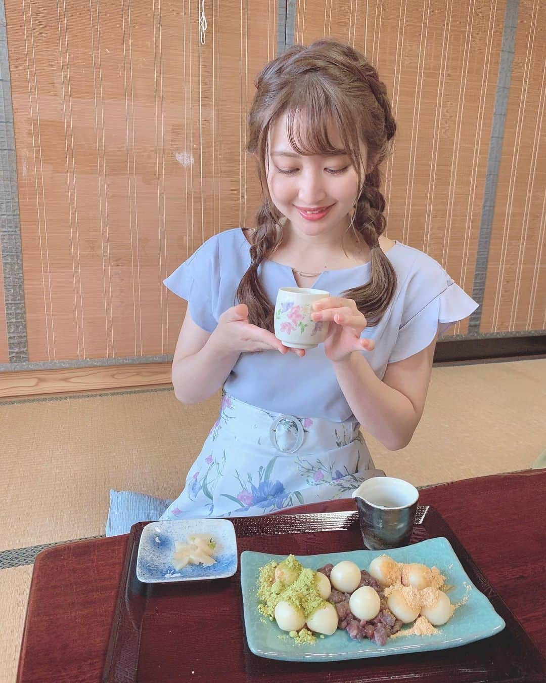 沢井里奈さんのインスタグラム写真 - (沢井里奈Instagram)「♡ . 甘味茶屋 しら玉🍵✨ . LIVE終わってから 皆で食べに行きました☺️💓💓 . きな粉、餡子、抹茶 どれも美味しかったです🥺❤️ おじいちゃんおばあちゃんちに来たような 落ち着く店内でほっこり👵🏻🧓🏻💕💕 . 皆でってなかなかないから すごく嬉しかったです😊💕💕 ただ写真の親戚感がすごい、、笑 . . #さわーコーデ 👗🌼💕💕 clothes♡ #rirandture . #cafe #sweets #instafood #ootd #coordinate #instagood #instagramjapan #japanesegirl #girls #甘味茶屋しら玉 #白玉 #団子 #お餅 #きな粉 #餡子 #抹茶 #和菓子 #甘味茶屋 #甘味処 #稲沢カフェ #名古屋カフェ #愛知カフェ #カフェ巡り #さわーカフェ巡り #三つ編みアレンジ #三つ編みヘア #ヘアアレンジ #沢井里奈」9月7日 19時26分 - sawairina