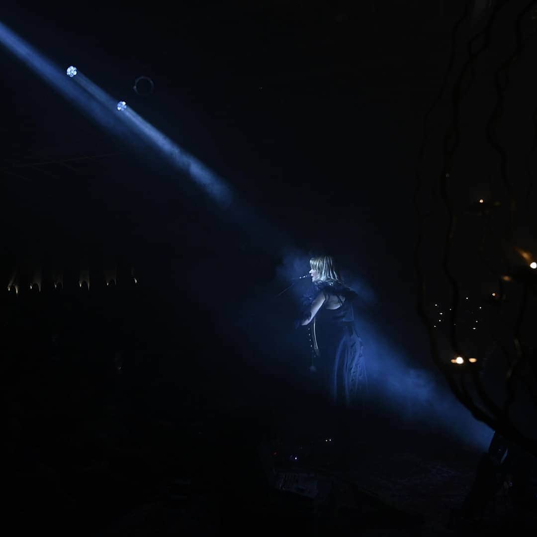 アイヴォール・ポルスドッティルさんのインスタグラム写真 - (アイヴォール・ポルスドッティルInstagram)「Last night at @mentanarhusid was so heartwarming 🌺 TAKK 💜 TONIGHT @bastionen_nyborg Photo by @hanskristianeydunsson . . . . . . . . . . . #tourlife #touring #eivør #eivor #electronica #folktronica #darkpop #love #livemusic #liveband #onstage #music #alternative #folk #eivørshows2019 #festivals2019」9月7日 19時31分 - eivormusic