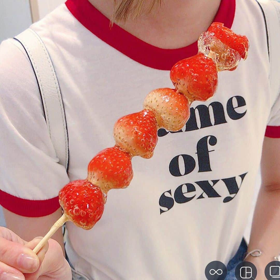 のインスタグラム：「【渋谷 ストロベリーフェチ】 いちご飴専門店🍓 ⠀ 🏠#渋谷 #ストロベリーフェチ 🚶‍♂️渋谷駅徒歩3分渋谷109B2F 📖ロングいちご飴600円 ⠀ 東京初のいちご飴専門店。 ロングは600円、ショート(3粒)は400円 他にもティラミス味やストロベリーミルク味がある。 ⠀ パリッパリの甘いあめに酸っぱいいちごがめちゃうまい。 ⠀ 見た目もかわいいし、お祭りじゃなくても食べれるのいいね。 ⠀ 写真撮るの難しいわ。しかも食いかけ。 食べかけスイーツって映え。 ⠀ B2Fには座って食べるところ場所もあるよー お客さんの年齢層は夏休み期間だったから若めだったな。 ⠀ 休日はけっこう混むし、できるまでにちょっと時間がかかる。(今はわりと空いてるみたい) ⠀ フルーツの飴ってほんとうまいな。 うんうん。」