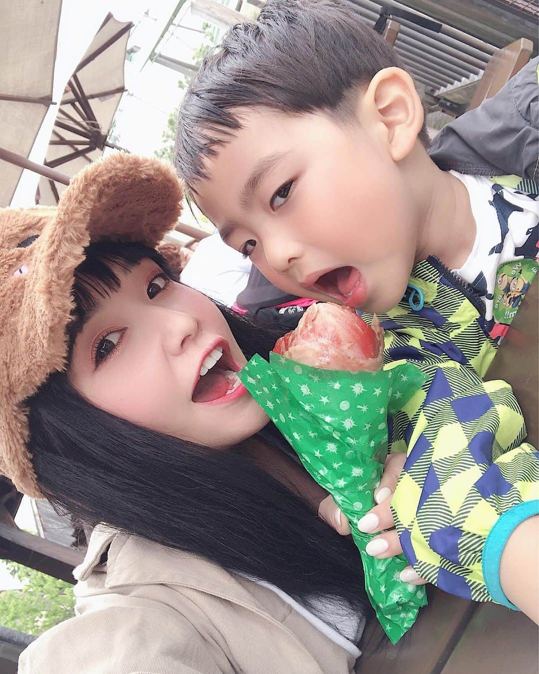 天野ゆうかさんのインスタグラム写真 - (天野ゆうかInstagram)「👩🏻🍗👦🏻←実はお肉食べれない男子(友達の子供ちゃん) . . ハロウィン始まったらしいね🎃 (写真は6月やけど) 近々行きたいなー🌎🦖 でももうセーラームーン終わったらしい。 (ネプチューンとサターン、リベンジできんかった..) . . . この間、友達と子供の頃に何のアニメ観てた？📺📚 って話になってね . . 赤ずきんチャチャ、姫ちゃんのリボン きんぎょ注意報！、あずきちゃん とんでぶーりん、ご近所物語 ママレード・ボーイ、魔法騎士レイアース . . まだまだ挙げ出したらキリないけど 出た中で1番懐かしかったんが 【ゴーストスイーパー美神👩🏻‍🦰👻】 OP曲聴いたら歌えちゃうんやから、 笑うしかなかったよ🤣！ #歌詞の意味わからんと歌ってた幼少期 #日曜の朝は子供アニメ大会 #土曜の昼は新喜劇 . . . 皆んなは 【りぼん、ちゃお、なかよし】 何派でしたか？👧🏻📕 #応募者全員大サービスの付録が友達とかぶりにかぶる説 . . . #USJ #ユニバーサルスタジオジャパン #ユニバ #universalstudiosjapan #유니버설스튜디오 #helloween  #ハロウィン #ターキーレッグ #ティム #イケメン4歳児 #私の大好き親子 #懐かしいアニメ #応募者全員サービス #今思ったら太っ腹すぎな企画 #りぼん #なかよし #ちゃお #わかる人は同世代」9月7日 19時34分 - yucca_official