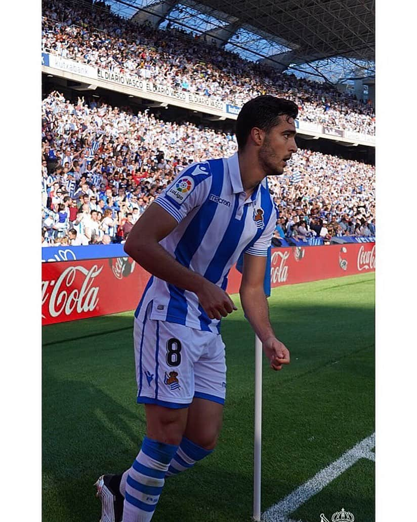 ミケル・メリノさんのインスタグラム写真 - (ミケル・メリノInstagram)「Zorionak @realsociedad !! 110 años de historia!! Seguiremos escribiéndola con orgullo 💪🏽🔵⚪️」9月7日 19時40分 - mikelmerino