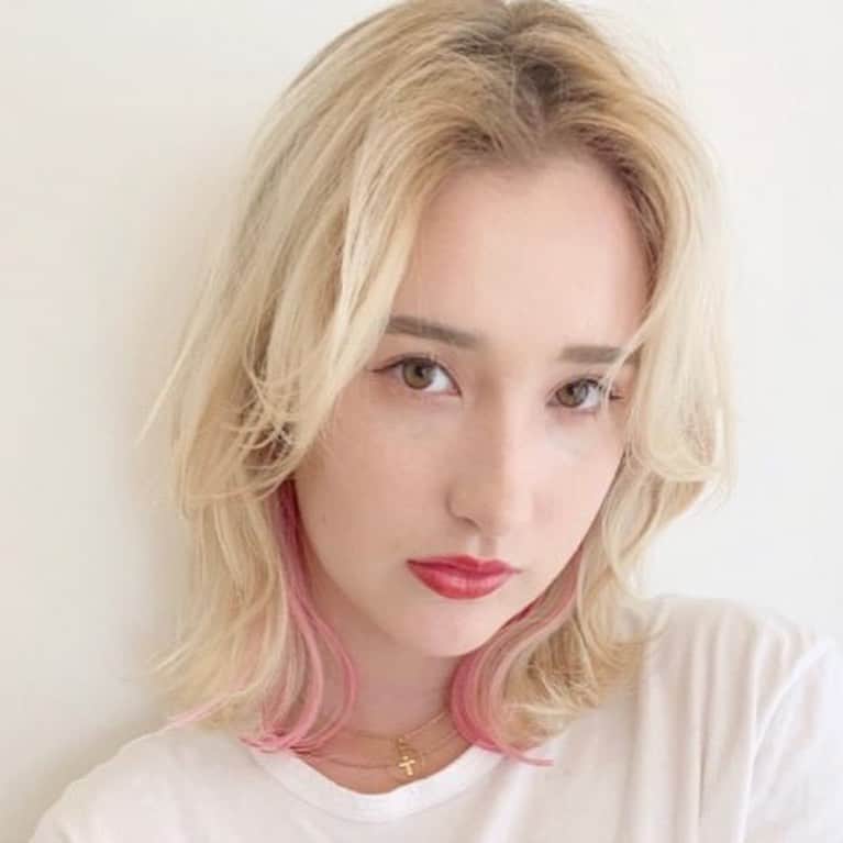 のインスタグラム：「＜次世代美容師＞ お客さまの長所を引き出すスタイル作りが好評【koti BY broocH 遠山洵さん】をアップしました。  次世代を担う「NEWスター」を紹介する未来のスター名鑑。活躍が期待される若手の美容師、理容師、アイリスト、ネイリスト、エステティシャン、美容部員に「キャリアアップのために努力していること」「未来へ向けての取り組み」などについて伺います。キャリアアップを目指す美容業界の方々、美容業界へ憧れている方、美容学生のみなさんにとって参考になる情報が満載です！  今回ご紹介するのは、面接やデートなどお客さまの大切なシーンを後押しできるようなスタイルを作ることが目標の。koti BY broocH 遠山洵さんをご紹介します。カラー、カット、エクステも好評の若手美容師です。  記事はプロフィールの公式WEBサイトからご覧いただけます。  #美容師#アイリスト#エステティシャン#ネイリスト#美容部員#就職#転職#求人サイト#morerejob#美容院#リジョブ#サロン内装#インテリア#インテリアコーディネート#kotibybrooch#遠山洵#ハイトーンカラー#ハイトーンカラーブリーチ」
