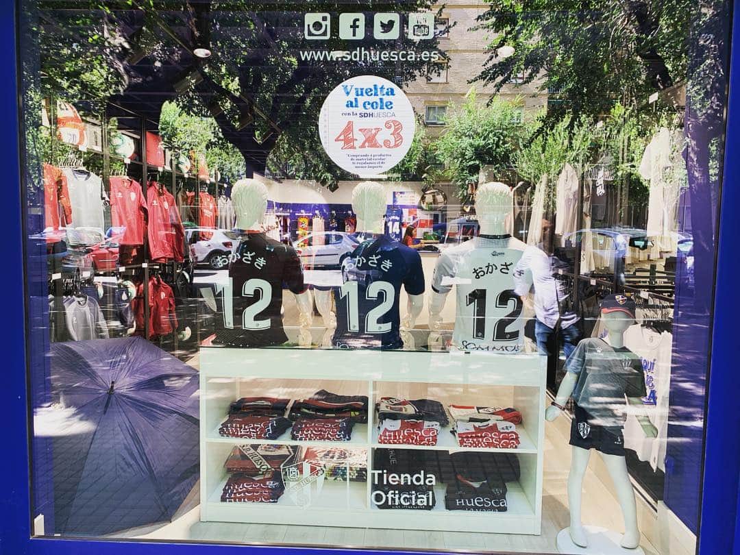 岡崎慎司のインスタグラム：「In fan shop 😳😳🙌🙌🙏🙏😍」