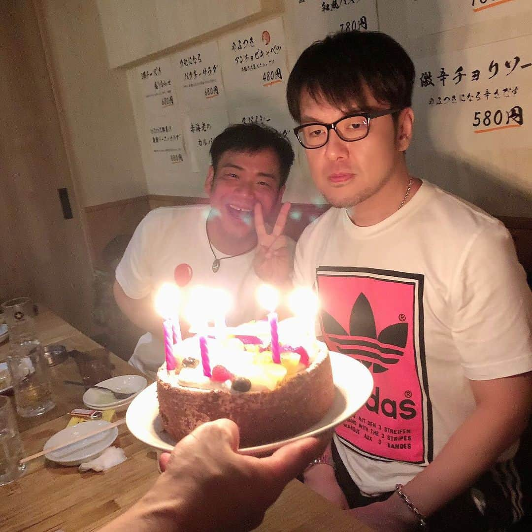 山本栄治さんのインスタグラム写真 - (山本栄治Instagram)「同期  土田晃之の誕生日会  人より感情が足りない  土田ょ👍  何故笑わない💧  来年は笑ってくれなっ‼️」9月7日 20時04分 - eiji7115