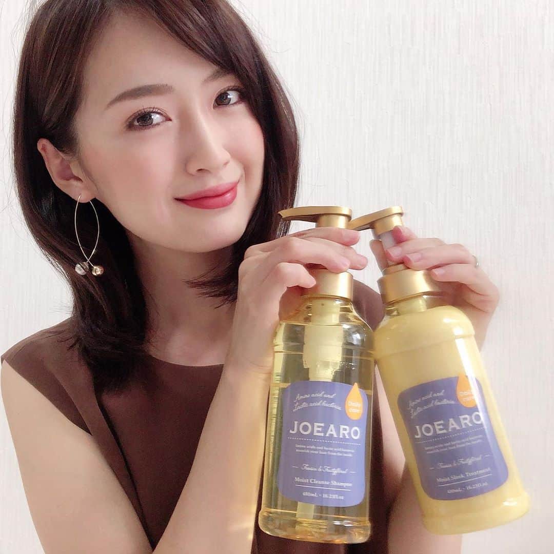 花岡維生のインスタグラム：「〝JOEARO(ジョアーロ)〟 カラーリングに毎日のヘアアイロンで、負担をかけてしまっている私の髪💦 シャンプーには珍しい「乳酸菌配合」のJOEAROを初めて使ってみました♪ 髪と地肌に優しい洗い心地で、指通りなめらかな髪に✨ 毛先がパサつきがちだったドライヤーの後も、しっとりまとまります✨ ふんわり香るフローラルの香りにも癒されますよ💐 乳酸菌って、体内に取り込むだけでなく、お肌や髪にも良いなんてすごい😳🌟 JOEAROはLOFTで購入できます♪ @joearo_official  #JOEARO #ジョアーロ #乳酸菌アミノ酸シャンプー #美髪 #潤い #shampoo #シャンプー #美髪になりたい #ヘアケア #ヘアメンテ」