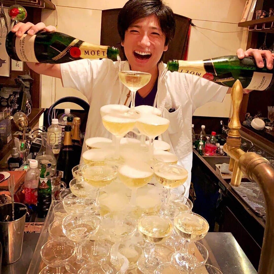 有馬芳彦のインスタグラム：「遥かなる空 終演！ エロメン卒業！ 主演舞台決定！  という事で、お祝いを頂きました🥂 シャンパンタワー‼️凄い‼️感激‼️ とってもとっても嬉しかった😊 ありがとうございます😊😊😊」