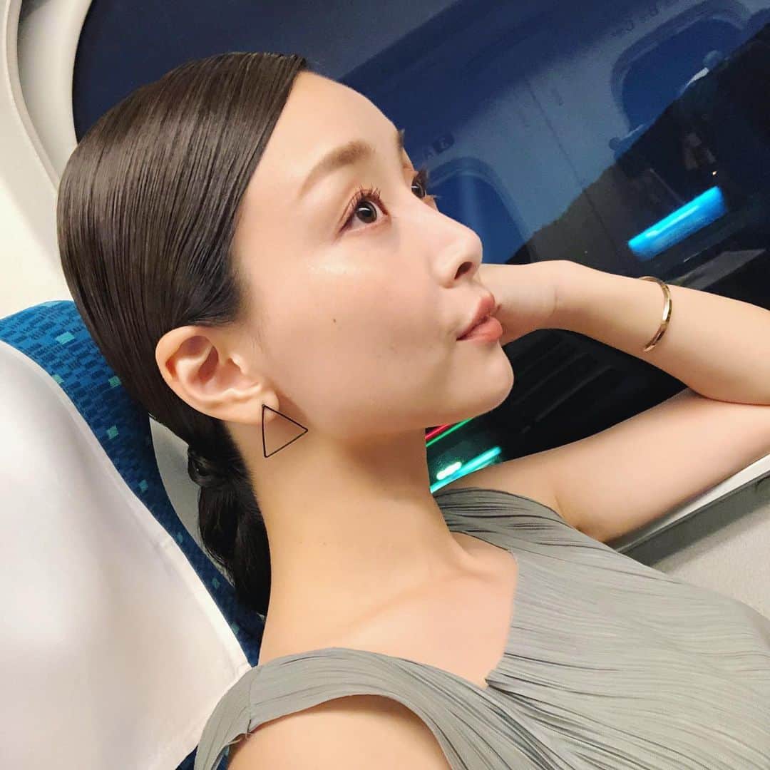 佐々木あさひのインスタグラム：「あべのハルカスビューティフェスタ、お越し下さった皆様ありがとうございました😆✨ 想像以上に沢山の方に来て頂けて普通にビックリしちゃいました！笑（3枚目の動画でびっくりしてる私が見れます😂） 今回は1部で美容トーク、2部では秋冬に向けた囲みアイメイクのデモンストレーションをしていきました🙌🏻 普段カメラの前で皆さんに語りかけてるけど、目の前で見て頂きながらメイク動画を撮られるのは新鮮！！ ちゃんと伝えられたかなぁ。。🥺 . 気になるステージショーがあり過ぎて、自分の出番が終わった後に @suqqu_official のショーをちゃっかり観覧。発色の良さに感動し、今回ほぼ私物でメイクをしていたけど、唯一お借りしていた @bareminerals_jp のアイテムが良かったのでお買い物をし、多分一番楽しみました😂❤️ 写真撮り忘れたので帰りしなの写真になりますが、衣装とメイクに合わせてヘアはモードでシンプルなかっちりアップスタイルに🧑🏻緩みのない面が綺麗な七三分け、好み🖤 メイクはまた改めて動画にしたいと思います😘 . 動画を見てくださっている皆さんに逢いに行きながらのトークショーがとても好きなので、また色んな所へ行けるようにこれからも頑張ります✨✨✨ 今日はありがとうございました！」