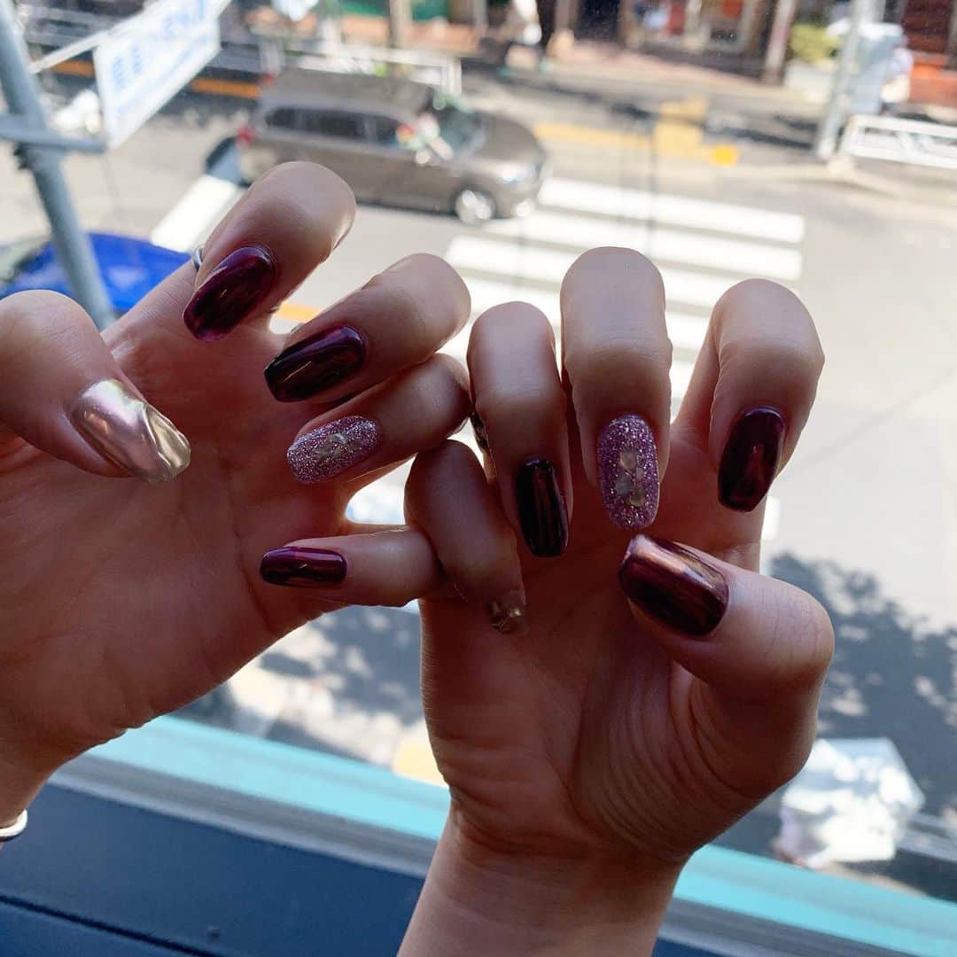 RUBY&ONYX by Kanako Miuraのインスタグラム：「お揃いにしてくれました❤️❤️ swipe→ ・ ・  9/9 14:30〜.17:00〜 9/12  16:00〜.18:00〜.18:30〜 9/13 15:30〜  ご案内可能です♥︎ お子様もお隣に座れるペアルームや個室もございます💡 ・ ・ ・ 🌿月額制もやってます🌿 ○プレミアム会員(ハンド&フット)¥29,800(税抜)・ ○ハンドレギュラー会員¥14,800(税抜)・ ○フットレギュラー会員¥14,800(税抜)・ ・ それぞれ全てのメニューが月に何度でもご利用頂けます。  ご予約、お問い合わせはDMまたは 0354595882 LINE ID：@ rubynail までお気軽にどうぞ💫  #daikanyama#nailsalon#nail#gelnail#rubyandonyx#summer#summernails#handnail#mode#cool#studs#menscare#ART#autumnnails#メンズネイル#メンズケア#定額制ネイル#通い放題#ジェルネイル#ネイル#ノーサンディング#ショートネイル#代官山ネイルサロン#トレンドネイル#ユニコーンネイル」
