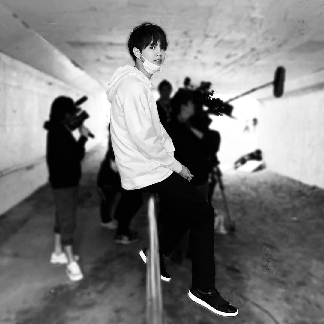 のインスタグラム：「スタッフさんとディスカッションを重ねながらの撮影。﻿ ﻿ たくさんの人に支えてもらって今の自分があるって改めて気付かされる。﻿ ﻿ いつもありがとう。﻿ ﻿ #shooting #movie #monotone #thankyou﻿ #午前0時キスしに来てよ #12月6日公開﻿ #映画0キス #0キス #0kiss ﻿ #綾瀬楓」
