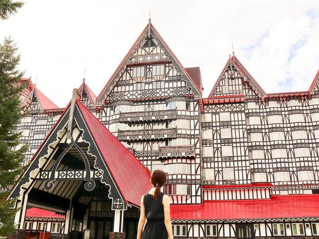 のインスタグラム：「長野県の小谷村( #おたりむら )に行ってきました〜！🙋‍♀️✨ 楽しい女子旅🥰ぐぐちゃんとえまちゃんと！  おたり自然学校で山わさびやきのこを採取したりサイクリングしたり！電動自転車だから凄く楽で気持ちよかった〜😆✨ その後は人生初の蕎麦打ち！ 採取した山わさびを使っていただきました🙏すっっっごく美味しかった！信州そば大好きすぎて😍  泊まったホテルは白馬コルチナリゾート もう見た目が映えすぎて😳！！ ホテル内にスキー場があって冬にも来てみたいな〜！ ． ． #小谷村 #おたり #農泊 #女子旅 #travel #蕎麦打ち #蕎麦打ち体験 #長野 #長野観光 #サイクリング #白馬コルチナリゾート #おたり自然学校 #土倉おためし住宅 #そばうち」