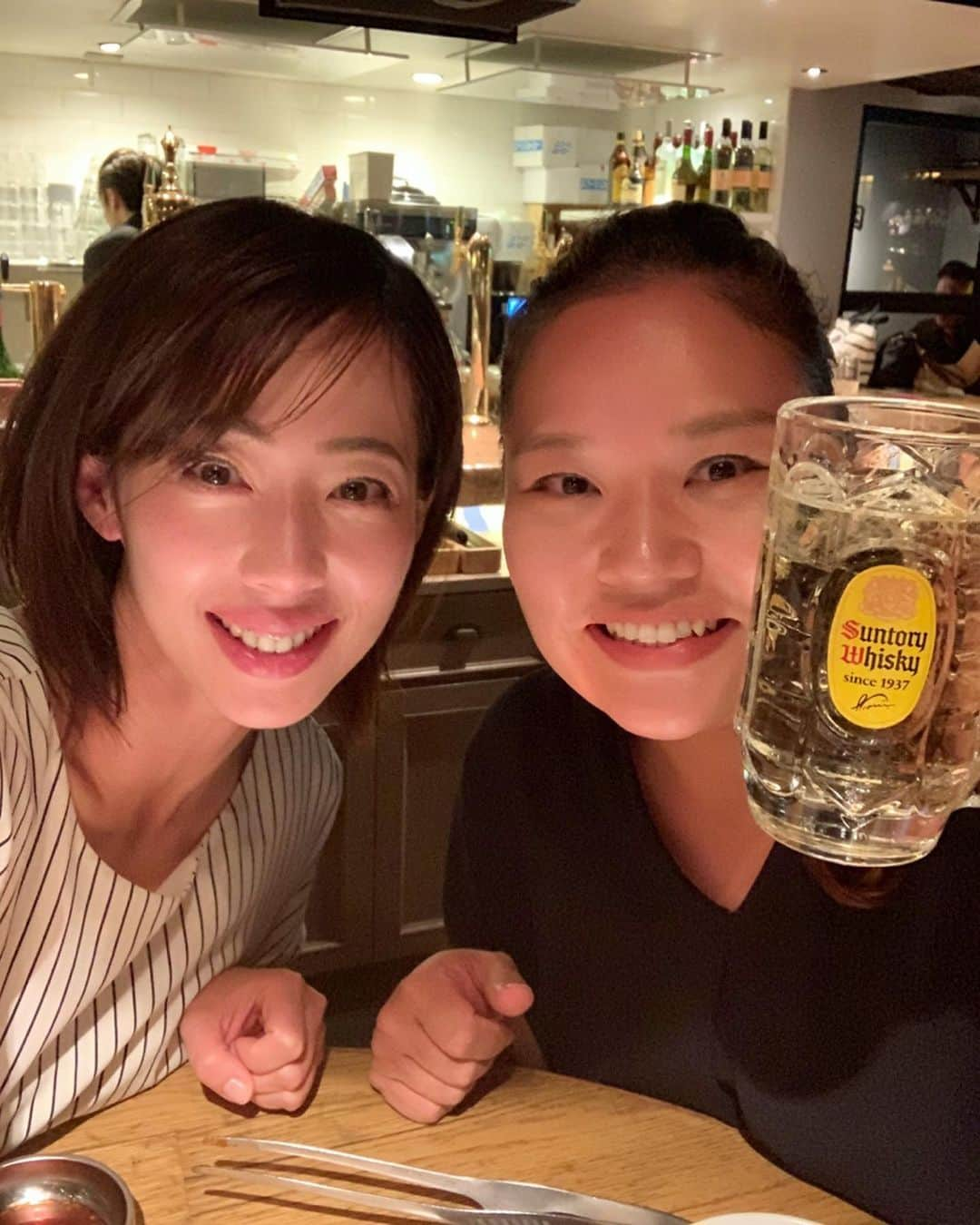 井上和香さんのインスタグラム写真 - (井上和香Instagram)「. 仕事終わりに六本木へ。 友人であり、フジテレビ「ノンストップ！」の料理コーナーのプロデューサーの吾妻聖子さんと焼肉dinner🍴 食べるし話すし、気づくと大忙しな私たち😅笑 子供なしで会うのも久しぶりで、リフレッシュできました！ 吾妻さんはプロデューサーでもありますが、食育インストラクターの資格も持っていて、食育プロデューサーとしても活躍してる凄い人なんです！ なので、いつも子育てについての悩みなど相談にのってもらってます😊 ブログなどいろいろやってるので是非見てみて✨  子供なしで飲んでるのに、やっぱり子供の話ばっかりしちゃうよねー🤣🤣💕 お母さんあるあるかな？笑 . #楽しい夜 #焼肉好き #話好き #夜更かしできなくなってる自分に驚いた #久しぶりにお酒も飲んだよ #大好きせいちゃん」9月7日 20時06分 - inoue_waka