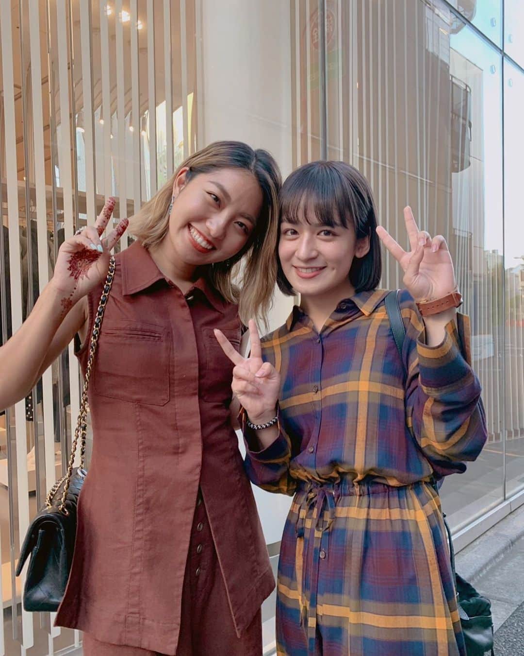 のインスタグラム：「昨日お母さんと原宿歩いてたら、｢愛子ちゃん！！｣って声が聞こえて、え！誰だろう！って思ったらRihwaさん (@rihwa_official )！！！ めっちゃビックリして 写真お願いしちゃいました！💖 Rihwaさんの手のひらのヘナタトゥーも実物見られてめちゃめちゃ嬉しかった！素敵でした！愛が溢れてた❤️」