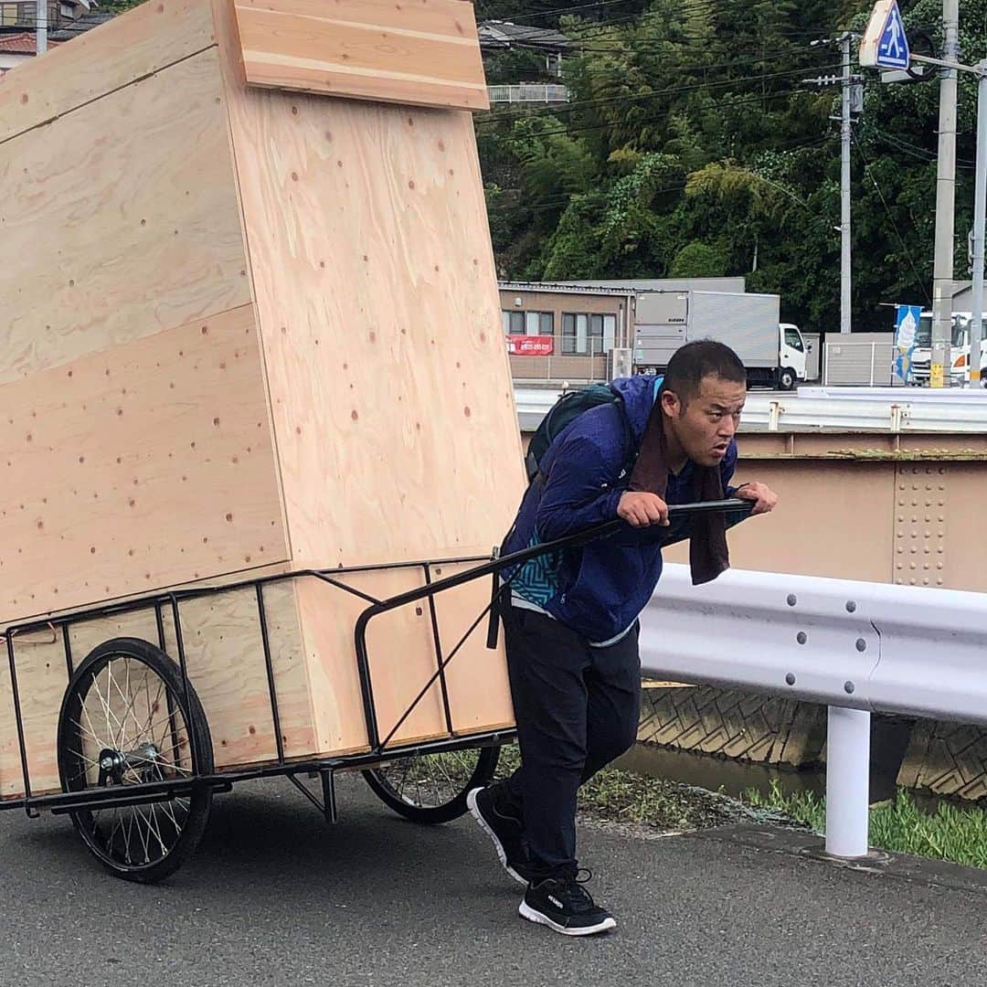 月亭太遊さんのインスタグラム写真 - (月亭太遊Instagram)「リヤカー可動式高座『デパンダンス(頼りになる)号』無事大分港から神戸に向けて出港いたしました。 14日からはじまるアートプロジェクト @transkobe にて稼働いたします。神戸の西側エリアを移動しながら野外で落語を行います☺️また、これから徐々にペイントで色づいていきます✨  #trans  #transkobe #リヤカー #野外 #ネオラクゴ #ネオラクゴトランスバウンダリー #ネオラクゴオンザロード #月亭太遊  #落語 #辻噺 #大道芸  #旅 #trip  #comedy #comedian #OITA #KOBE #ART #artist」9月7日 20時08分 - taiyuexpo2025