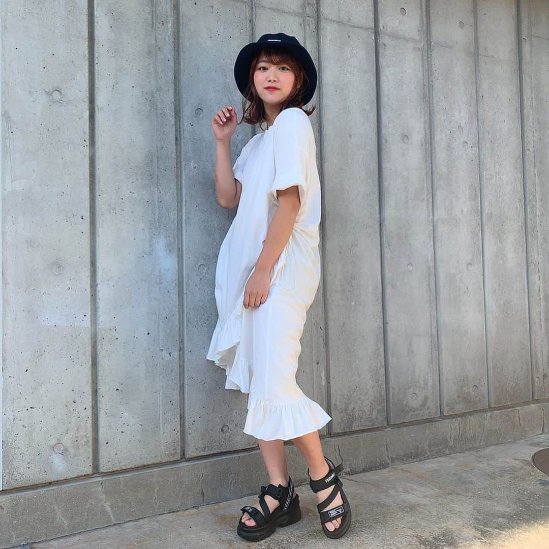 山内鈴蘭さんのインスタグラム写真 - (山内鈴蘭Instagram)「今日の私服ちゃん☻✨ ラフに可愛くシンプルに。 ． ． ☆one-piece☆ #onespo @onespoofficial ． ☆hat☆ #Gorurun @gorurun_ ． ☆shoes☆ #koreanfashion ． ． 白のTシャツワンピは自分で長さ調節出来るし、それがまたクシャッとなって可愛いの💗シンプルなのにフリルも付いて、女の子らしさもあって好き☺️ バケットハットでスポーティになり過ぎずオシャレ感を🥰 靴は厚底サンダルで楽さも脚長効果もどちらも欲しがりさん😜 シンプルなのに、可愛いが好き。 ． ． #今日のコーデ #Tシャツワンピ #ワンピース #コーデ #バケットハット #サンダル #instafashion #fashion #ごるらん #ワンスポ #韓国 #韓国ブランド #握手会 #ありがとう 😊♥️」9月7日 20時11分 - xxsuzuranxx