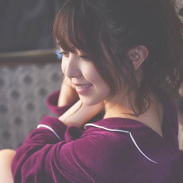 井上麗夢のインスタグラム：「パジャマシリーズ﻿ 紫パジャマに合う？大人感﻿ ﻿ 今日でジム3日目突入〜﻿ 日常になると楽だね！﻿ ﻿ 特に体重の変化とかはないけど﻿ とっても良い調子〜！﻿ ﻿ #パジャマ﻿ #撮影会﻿ #夏の思い出 #女優 #写真好きな人と繋がりたい」