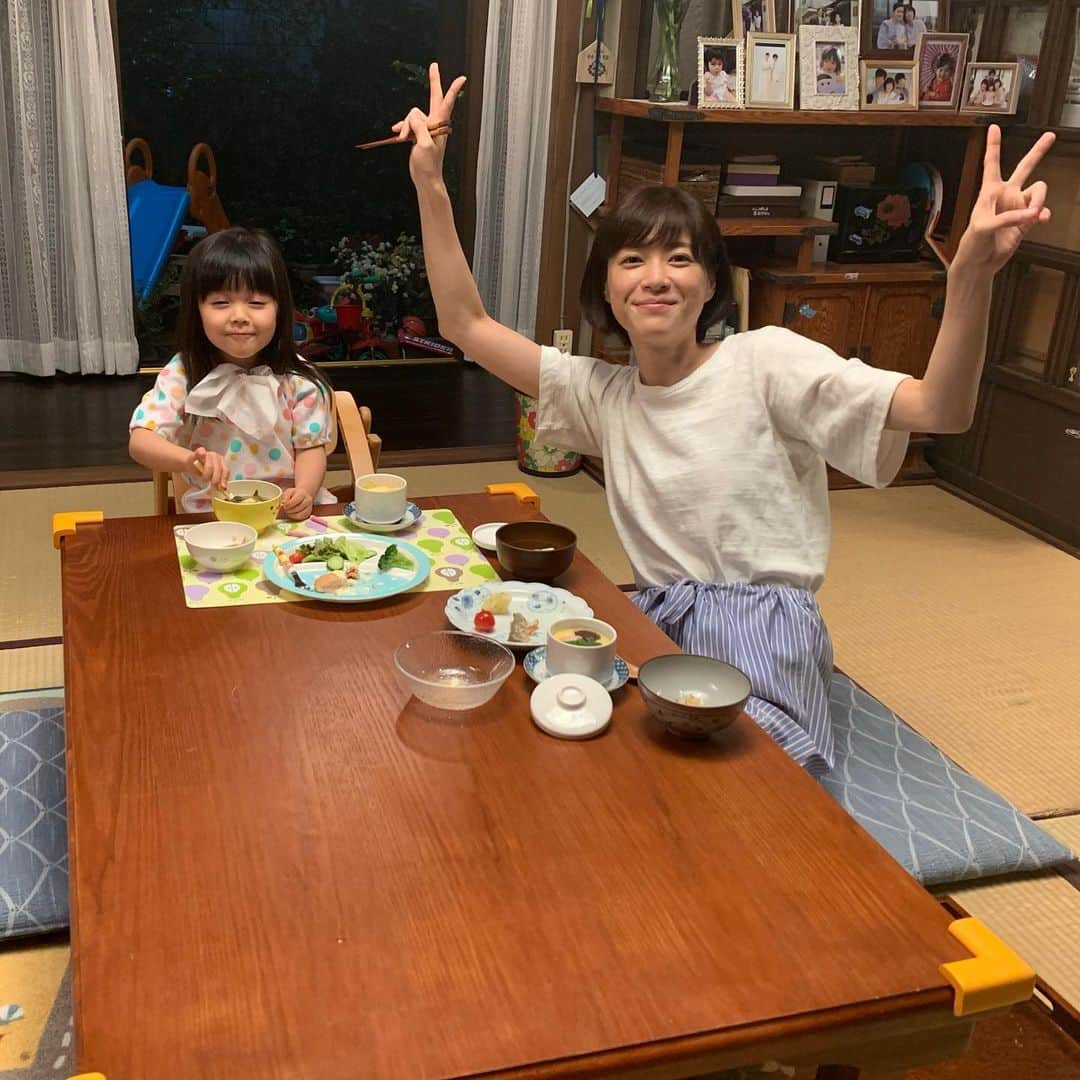 上野樹里さんのインスタグラム写真 - (上野樹里Instagram)「写真① 撮影後にそのまま食べる 写真② 開き直って公開昼食 写真③ 構わず食べ続ける 写真④ 万木家で生かされてます  じいじも食べた。 私たちは撮影の合間もキープしつつ粘って食べた組。 本当に美味しいごはん。 タルタルソースの鮭のムニエル と、茶碗蒸しと、炊き込みご飯で秋の献立でした。❤️☺️ #監察医朝顔 #上野樹里 #加藤柚凪」9月7日 20時24分 - _juri_art_