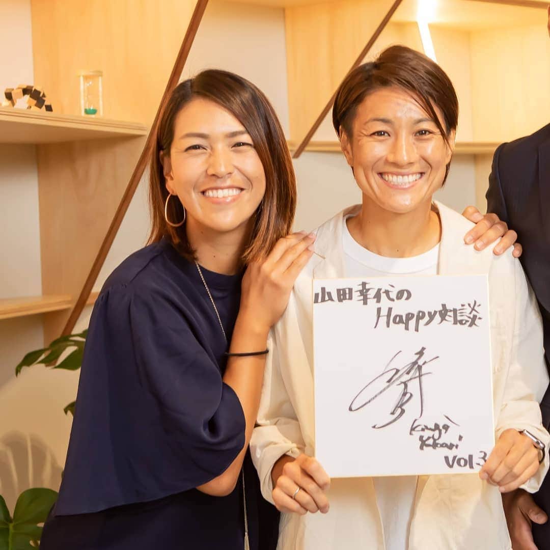 山田幸代さんのインスタグラム写真 - (山田幸代Instagram)「山田幸代のHappy対談Vol3の取材をさせてもらいました😆 今回はずっとずっと、話を聞きたかった世界一の経験を持たれる、なでしこ近賀ゆかり選手⚽⚽⚽ とっても、素敵な女性で、そして、とっても熱いかっこいいアスリート! 一気に大ファンになりました💕 練習など忙しい中、本当にありがとうございました🙌🏻🙌🏻 感謝しかないです‼️ またゆっくりお話できるの楽しみにしています‼️ 出来上がりが楽しみです📖 出来上がったら、Webなどでお楽しみください!  @kingayukari2 またすぐ会おうね😘  #山田幸代のhappy対談  #サッカー #ラクロス #女子アスリート  #lacrosse  #interview  #prosoccerplayer  #素敵な出会い #birth」9月7日 20時26分 - lacrosseplayer_sachiyoyamada