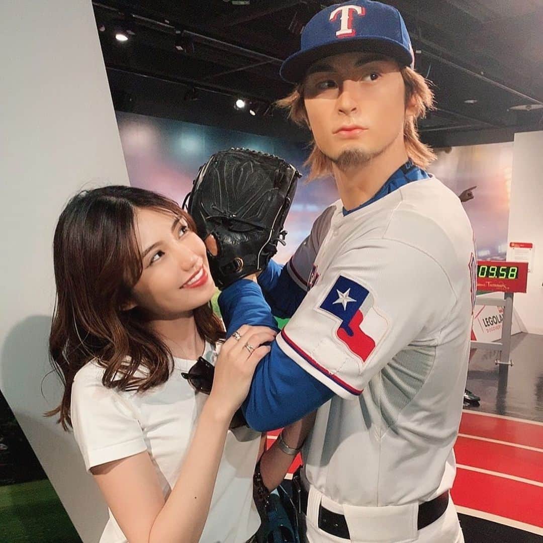 のインスタグラム：「有名人といっぱい写真撮ってきた📸 肌感とか全部が怖いくらいリアル😳😳😳 ほんと色んな有名人がいるから 楽しめました♥️♥️♥️ ・ アウトフィットオブザデイは タグ付けにて🏷 プチプチ祭りだよ😂♥️ ・ #東京 #お台場 #マダムタッソー #休日 #おでかけ #インスタ映え #有名人 #fashion #コーディネート #ootd #outfit #コーデ #スカート #instapic #instagram #instagood #instafashion #photography #tokyo #モデル #サロモ #フォローミー #フォロー歓迎 #いいね返し #いいね #相互フォロー #likeforlikes #followforfollowback #followme #ビジョビ」