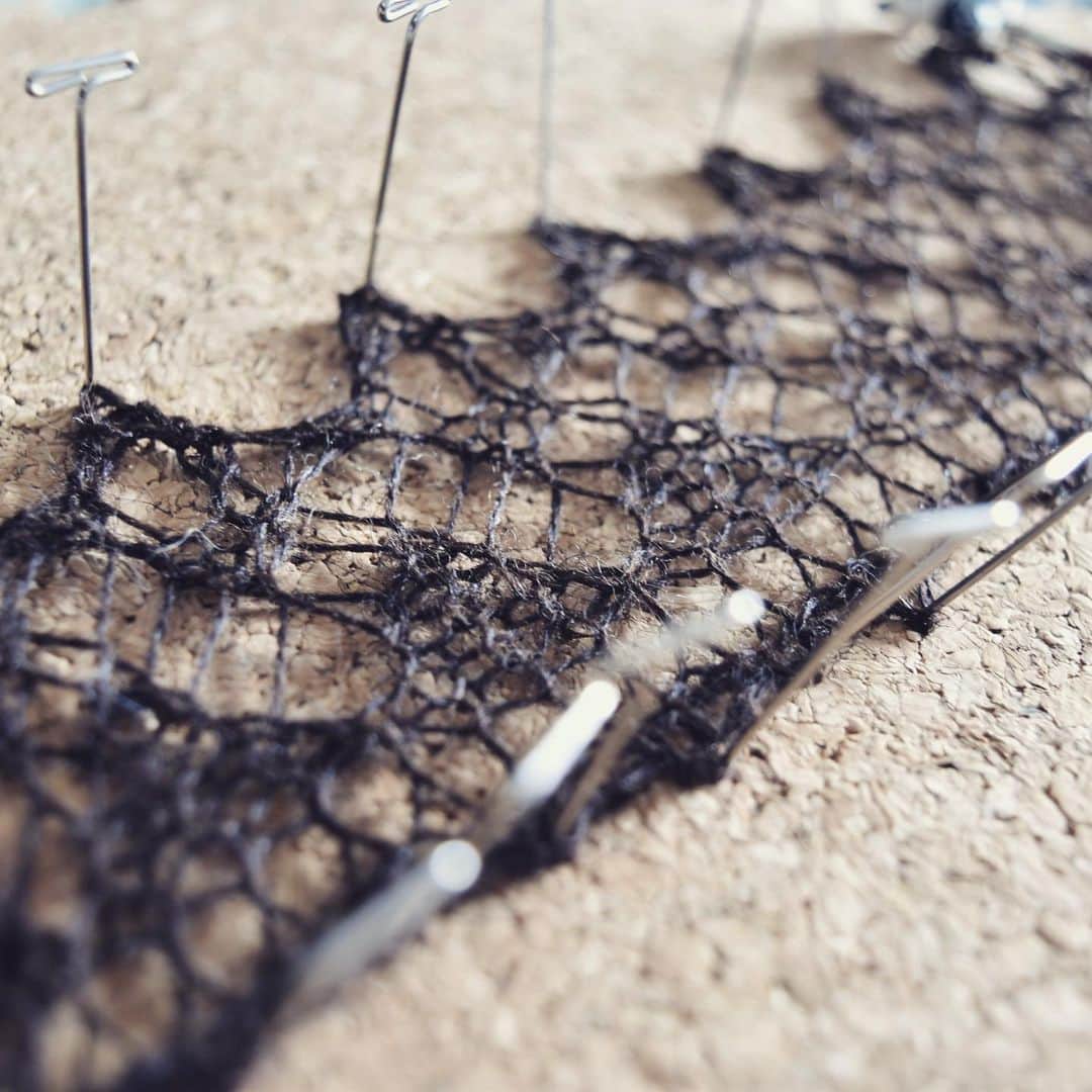 長久保智子さんのインスタグラム写真 - (長久保智子Instagram)「Next ‼︎ Shetland lace. Part of the edge. Using J&S 2ply . * 次のShetland laceに入っています。まずはエッジから。 今回は J&Sの 2ply laceを使用。 それと並行して、紡いでおります。  #shetlandlaceknitting #shetlandlace #shetland #shetlandsheep #laceknitting #knittinglace #shetlandwool #jamiesonandsmith #シェトランド #シェットランドウール #シェットランドレース」9月7日 20時28分 - satoko.tricot_the