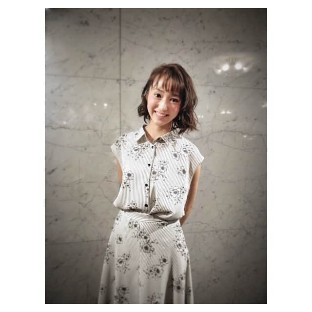 早乙女わかばさんのインスタグラム写真 - (早乙女わかばInstagram)「.﻿ 👗お気に入り👗﻿ ﻿ お気に入りワンピースを着て🎀﻿ ﻿ ツーピースですが、ワンピースにも見えるし、上・下バラバラにいろんな服に合わせやすい😳✨﻿ ﻿ お誕生日プレゼントに、宝塚を卒業してシックな洋服もどうかしら😊というお気持ちと共に頂きました💕﻿ ﻿ ポーズにまだ娘役感が残ります（笑）﻿ 髪も短く切って髪色も暗くなると、今迄似合っていた洋服が似合わなくなってきました🙁﻿ でも気持ちで選んでしまう洋服は、金髪時代に似合いそうな服…。娘役っぽい服…。﻿ ﻿ 職業病がまだ治りません😅﻿ そして服装の迷走…笑﻿ ﻿ 今の自分に似合う服探していきたいです😌✨﻿ ﻿ #洋服﻿ #宝塚﻿ #娘役﻿ #迷走中﻿ #似合う服探しの旅﻿ #出てみよう」9月7日 20時33分 - s_wakaba.94