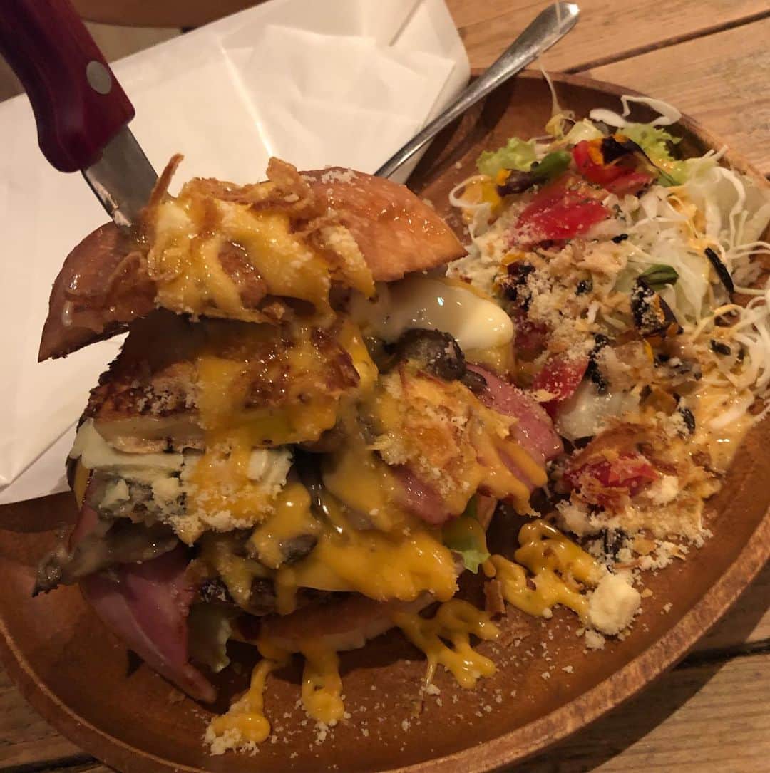 みずしな孝之のインスタグラム：「チーズバーガー 思ってたより相当チーズチーズしている」