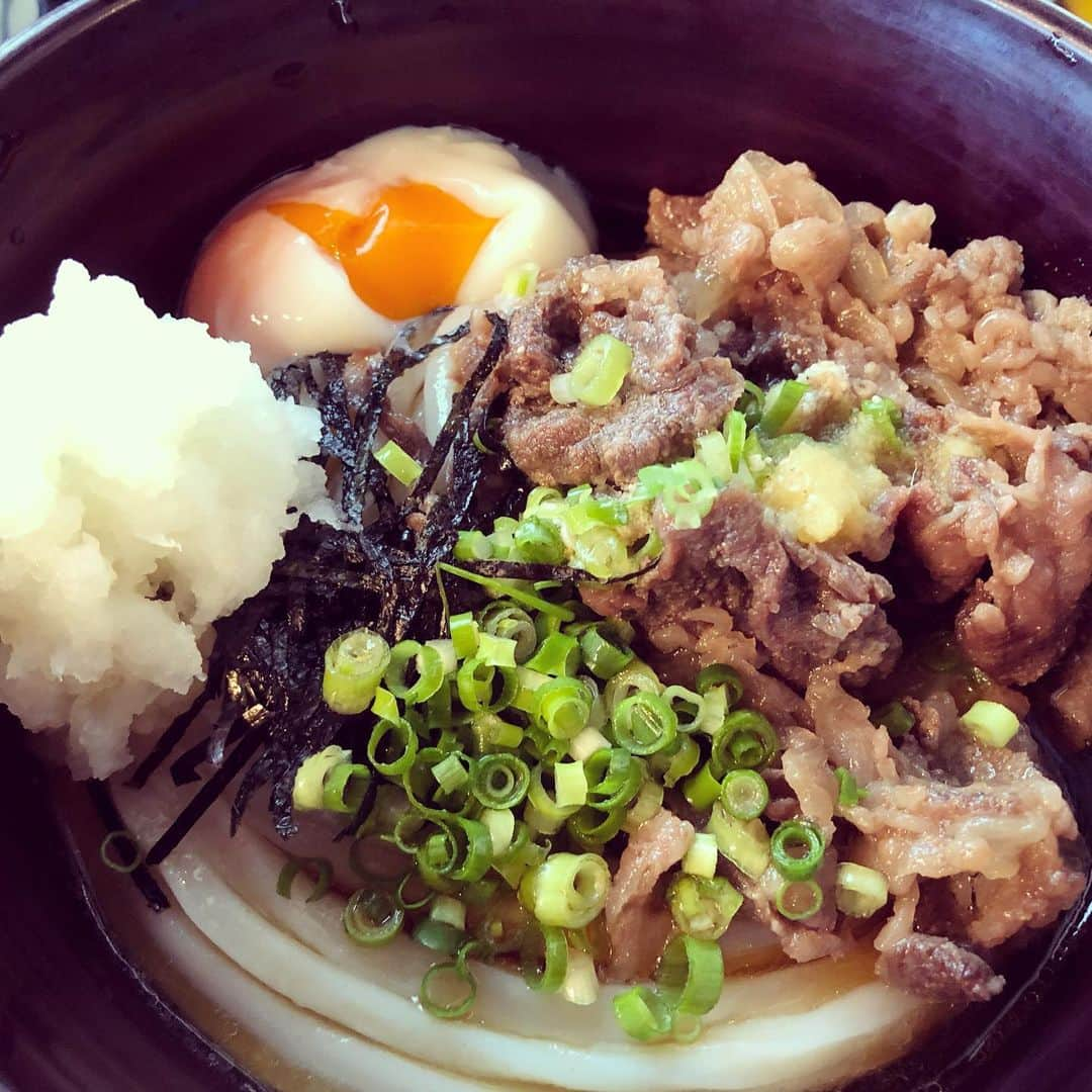 井上香織さんのインスタグラム写真 - (井上香織Instagram)「2019.9.7 ・ 今日は香川でみほとゆきとバレー教室🏐 ・ せっかく香川に行くなら！！と思い美味しいさぬきうどんのお店を調べたらまさかの体育館から歩いて3分ほどのところに✨✨ ・ SAもしっかり楽しんで帰ってきました🚘 ・ #バレー教室 #ヴィクトリーナ #バレーボール #香川県 #うどん #讃岐うどん #温玉肉ぶっかけうどん」9月7日 20時38分 - kaorin888