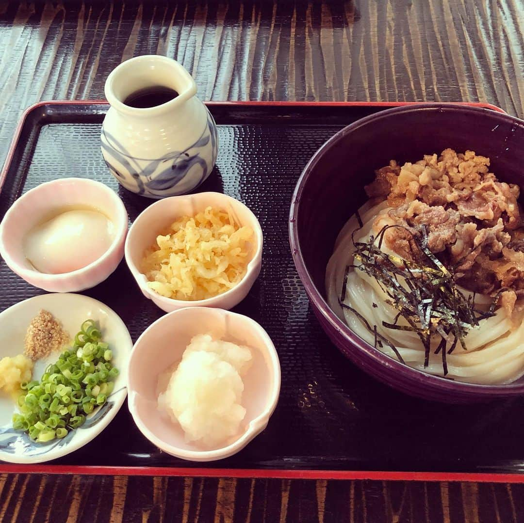 井上香織さんのインスタグラム写真 - (井上香織Instagram)「2019.9.7 ・ 今日は香川でみほとゆきとバレー教室🏐 ・ せっかく香川に行くなら！！と思い美味しいさぬきうどんのお店を調べたらまさかの体育館から歩いて3分ほどのところに✨✨ ・ SAもしっかり楽しんで帰ってきました🚘 ・ #バレー教室 #ヴィクトリーナ #バレーボール #香川県 #うどん #讃岐うどん #温玉肉ぶっかけうどん」9月7日 20時38分 - kaorin888