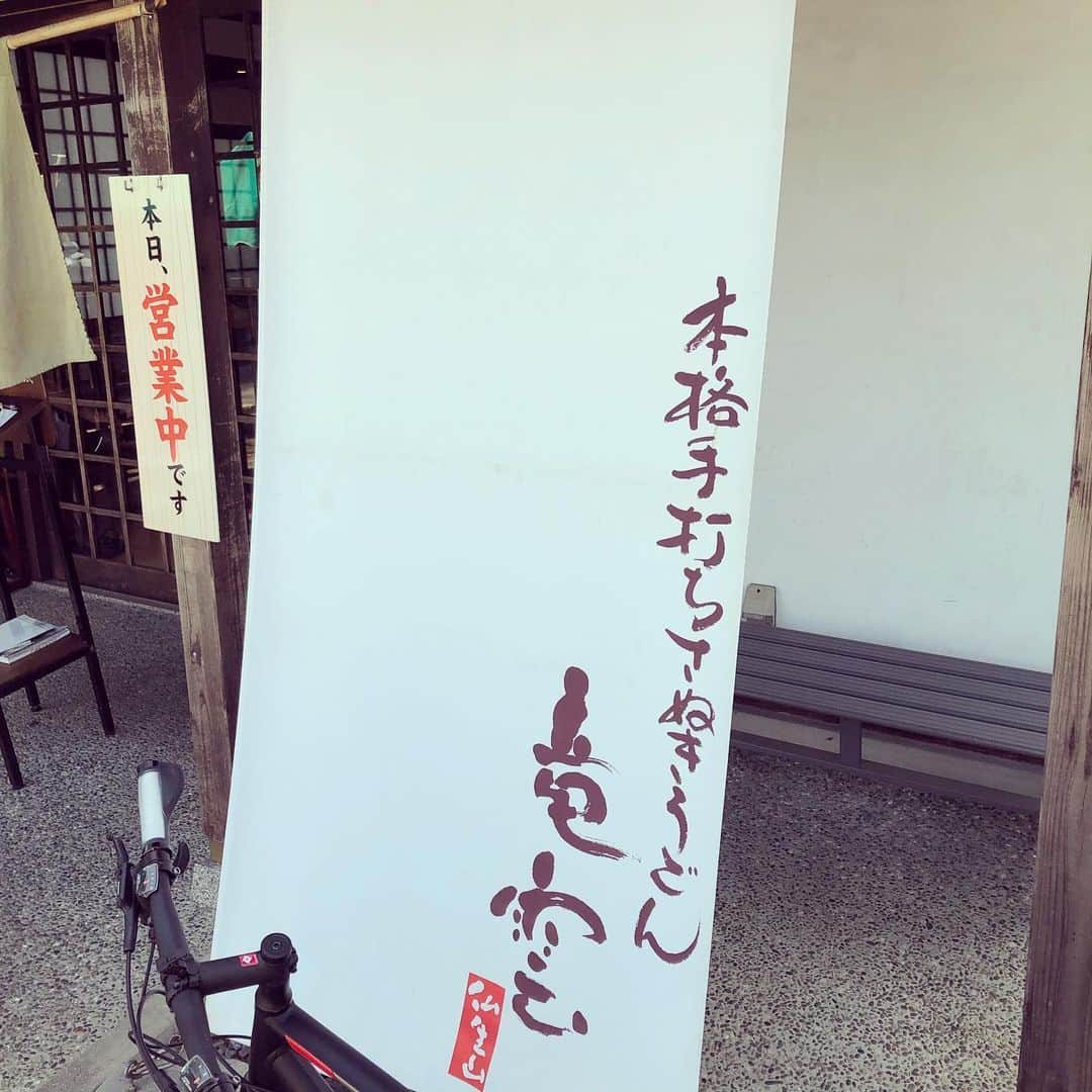 井上香織さんのインスタグラム写真 - (井上香織Instagram)「2019.9.7 ・ 今日は香川でみほとゆきとバレー教室🏐 ・ せっかく香川に行くなら！！と思い美味しいさぬきうどんのお店を調べたらまさかの体育館から歩いて3分ほどのところに✨✨ ・ SAもしっかり楽しんで帰ってきました🚘 ・ #バレー教室 #ヴィクトリーナ #バレーボール #香川県 #うどん #讃岐うどん #温玉肉ぶっかけうどん」9月7日 20時38分 - kaorin888