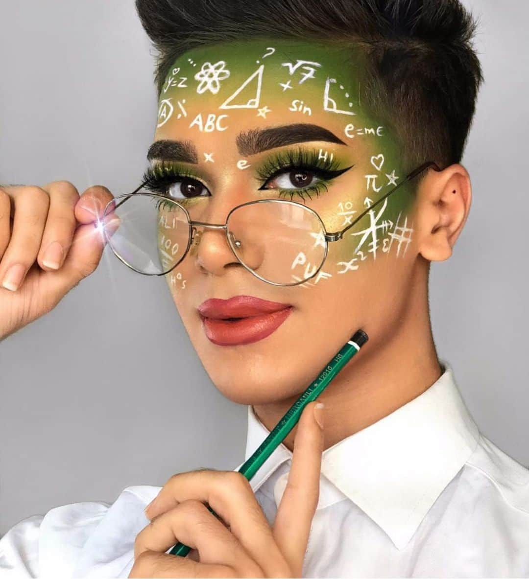 Makeup Addiction Cosmeticsさんのインスタグラム写真 - (Makeup Addiction CosmeticsInstagram)「Back to school with @makeupalii using our Holy glow vol 1 highlighter palette 🎨 : #makeupaddictioncosmetics #makeupaddiction #brian_champagne #shimycatsmua #bretmansvanity #hudabeauty #fiercesociety #backtoschool #allmodernmakeup #inssta_makeup」9月7日 20時40分 - makeupaddictioncosmetics