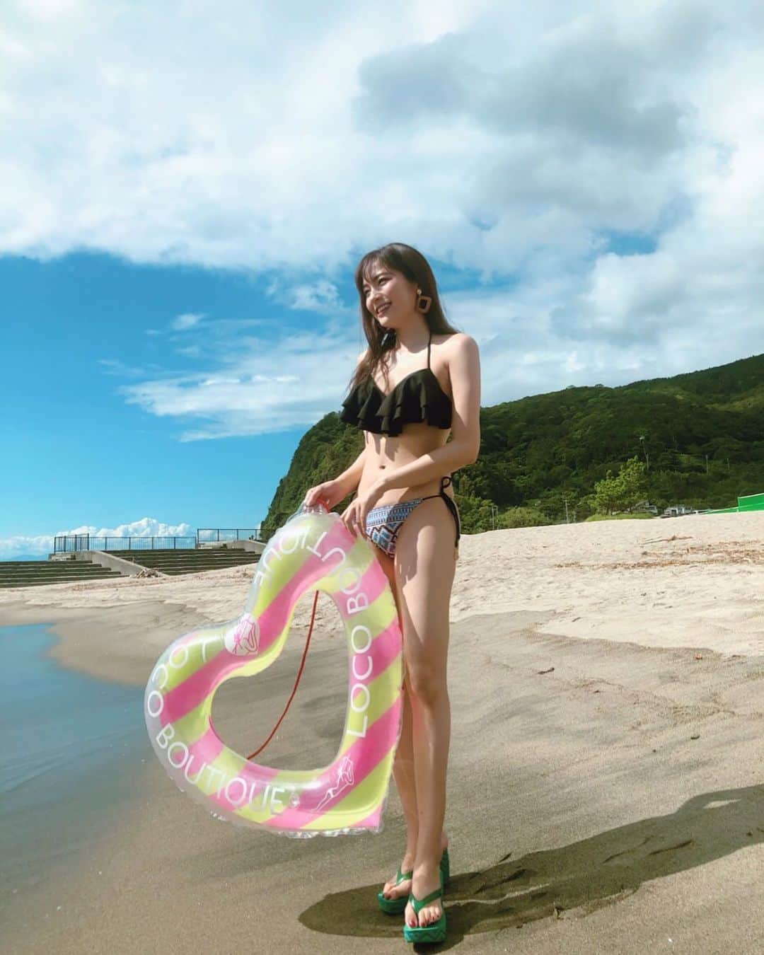 のインスタグラム：「・ 浮き輪ないと深すぎて🤣 舞花と取り合い🌈💖 ・ 海ではじゃんけん勝ったゆいが プールでは舞花に使わせてあげたよ🥰 ・ ・ #海 #海水浴場 9月になっても泳げるの嬉しすぎ #水着の跡ついた #遅めの夏休み」