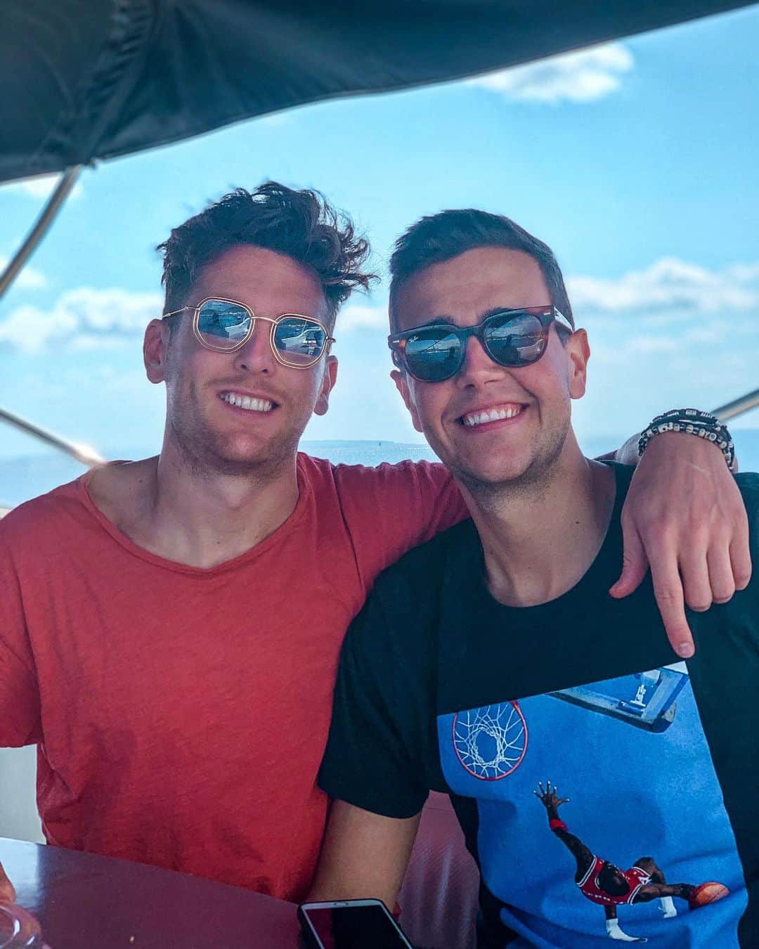 イバイ・ゴメスのインスタグラム：「ZORIONAK hermano! 🎂  Siento que tengo a los mejores aitas, la mejor mujer, le mejor hija y también el mejor amigo que se puede tener, sin ninguna duda. ¡TE QUIERO LA HOS...! ¡TE QUIERO SIEMPRE! ❤️」