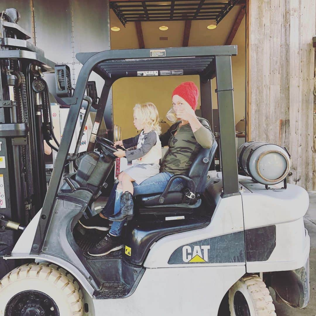 P!nk（ピンク）さんのインスタグラム写真 - (P!nk（ピンク）Instagram)「I drive a forklift occasionally. Go fast turn left.」9月7日 11時50分 - pink