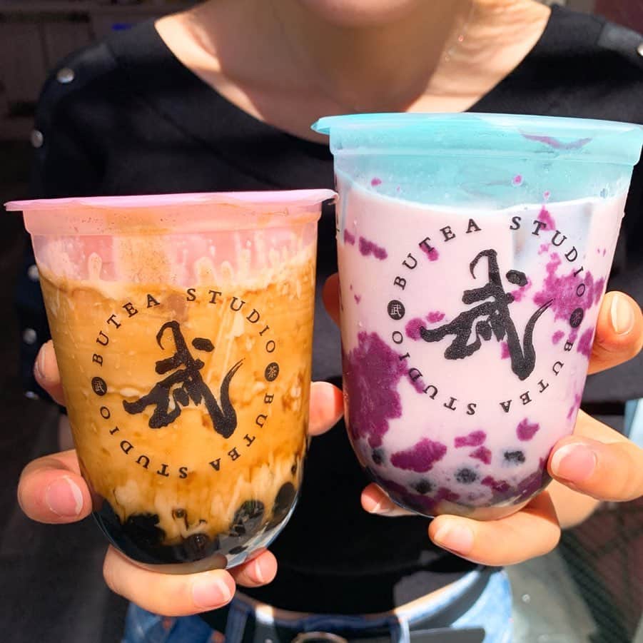 のインスタグラム：「【田町 武茶】 7月にオープンしたタピオカ屋🤤 りょうくん割　全品半額🍌 期間9月9日（月）～9月11日（水） ㅤㅤㅤㅤㅤㅤㅤㅤㅤㅤㅤㅤㅤ 🏠#田町 #butea 🚶‍♂️田町駅徒歩6分 三田駅徒歩6分 📖メニュー表チェック。 ㅤㅤㅤㅤㅤㅤㅤㅤㅤㅤㅤㅤㅤ BUTEAから呼ばれて田町まで旅してきました🚶‍♂️ ㅤㅤㅤㅤㅤㅤㅤㅤㅤㅤㅤㅤㅤ タピオカちょい柔らかめ弾力あり。 黒糖は味しっかりつきのちょいやわめ。 弾力あり。 ㅤㅤㅤㅤㅤㅤㅤㅤㅤㅤㅤㅤㅤ 基本的に全部甘さが普通でいいと思う。 ジャスミンがスッキリした甘さで好きだー。 台湾で修行してきただけあって全体的にうまい。 ㅤㅤㅤㅤㅤㅤㅤㅤㅤㅤㅤㅤㅤ チーズフォームはかなりもったり あまじょっぱめ。これは好き嫌い分かれる。 ㅤㅤㅤㅤㅤㅤㅤㅤㅤㅤㅤㅤㅤ フルーツティーはすっきりしてて美味しい。 もっと果肉たっぷり系のやつも出して欲しいな。 新作に期待。 ㅤㅤㅤㅤㅤㅤㅤㅤㅤㅤㅤㅤㅤ ほぼ試飲したけど、飲むならミルクティー系がいいね！特に紫芋がしっかり美味しい。 ㅤㅤㅤㅤㅤㅤㅤㅤㅤㅤㅤㅤ ㅤㅤㅤㅤㅤㅤㅤㅤㅤㅤㅤㅤㅤ オススメランキング 🥇ジャスミンミルクティー 🥈紫芋タピオカミルクティー 🥉黒糖ミルクティー ㅤㅤㅤㅤㅤㅤㅤㅤㅤㅤㅤㅤㅤ 2店舗目が浜松町にできるみたいだよー！ 三日間半額やるから、飲んできて！ ㅤㅤㅤㅤㅤㅤㅤㅤㅤㅤㅤㅤㅤ ◆営業時間　11:00～22:00 ◆東京都港区芝5-12-10 ◆コンセント、wifiあり ㅤㅤㅤㅤㅤㅤㅤㅤㅤㅤㅤㅤㅤ」