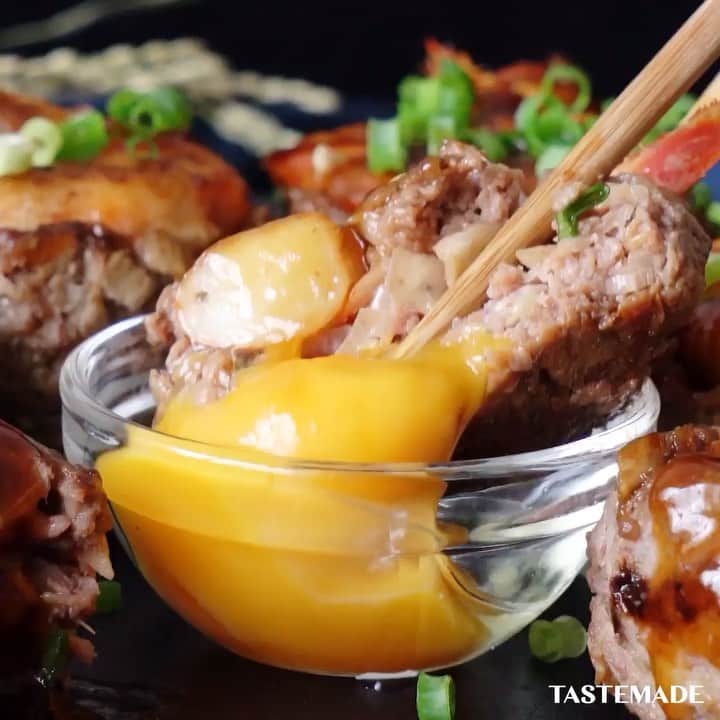 のインスタグラム：「【まるごと贅沢】海老の月見つくね🎑⠀⠀⁠⠀ ⠀⠀⠀⁠⠀ スマホアプリはレシピを簡単に探せるよ📲⠀⠀⁠⠀ ダウンロードはプロフィールのURLをクリック👆⠀⠀⁠⠀ ⠀⠀⠀⁠⠀ ■材料⠀⠀⁠⠀ 有頭えび　6尾 ⠀⠀⁠⠀ 小麦粉　適量⠀⠀⁠⠀ ひき肉　200g ⠀⠀⁠⠀ ネギ　50g ⠀⠀⁠⠀ ごぼう　50g ⠀⠀⁠⠀ ごま油　小さじ2 ⠀⠀⁠⠀ 塩　小さじ1/3 ⠀⠀⁠⠀ 酒　大さじ2 ⠀⠀⁠⠀ 万能ねぎ　適量 ⠀⠀⁠⠀ 卵黄　1個 ⠀⠀⁠⠀ 【A】 ⠀⠀⁠⠀ 醤油　大さじ2 ⠀⠀⁠⠀ みりん　大さじ2 ⠀⠀⁠⠀ 砂糖　大さじ1⠀⠀⁠⠀ ⠀⠀⠀⁠⠀ ■手順⠀⠀⁠⠀ 1. 頭と尻尾を残し、海老の殻を剥く。海老に小麦粉をふる。 ⠀⠀⁠⠀ 2. ボウルにひき肉、みじん切りにしたネギ、ごぼう、ごま油、塩を入れ、手でよく混ぜる。海老の頭と尻尾がはみ出るように包み、形を整える。⠀⁠⠀ 3. フライパンに入れ 、表面に焼き目がつくまで焼いたら、酒をいれ、蓋をし5分蒸し焼きにする。 ⠀⠀⁠⠀ 4. 【A】と水大さじ2をいれ、全体にとろみがつくまで煮詰め、絡める。 ⠀⠀⁠⠀ 5. 皿に盛り、小口切りにした青ねぎをのせ、黄身を添える。⠀⁠⠀ ⠀⁠⠀ #food #foodie #cooking #recipe #tastemade #japan #japanese #japanesefood #shrimp⠀⁠⠀ ⠀⁠⠀ #料理 #クッキング #レシピ #おうちご飯 #おうちごはん #おうちカフェ #ランチ #お昼ごはん #ディナー #夜ごはん #エビ #月見 #つくね」