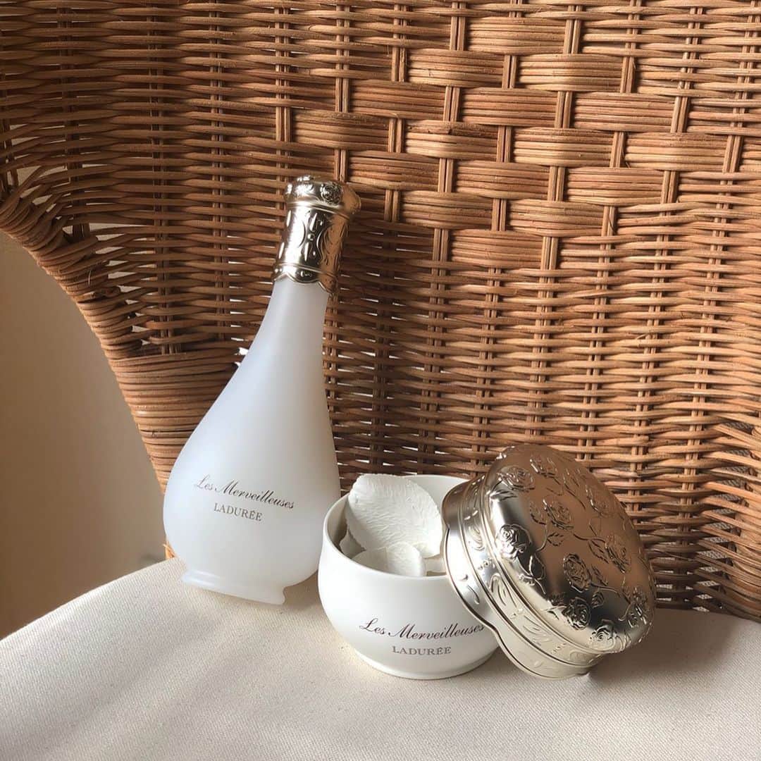 のインスタグラム：「.昨日発売されたばかりの @lm_laduree cosme🌹 なんて可愛いビジュアル。 ローズエッセンスウォーターは 美容液仕立ての化粧水だけあって 美白と保湿両方補ってくれるitem✨ ぴったり肌に吸い付くようなテクスチャー。 フェイスパウダーローズラデュレ 花びらの様になったパウダー。 仕上げにさっとひとはけすると透明感が出て程よくさらっとなります。 まさに透き通った蒼白肌に⚪️ . ロマンティックすぎるビジュアルと香りで自分の中の女性度数を底上げしてくれます...🥺 . . #蒼白肌 #レメルヴェイユーズラデュレ」