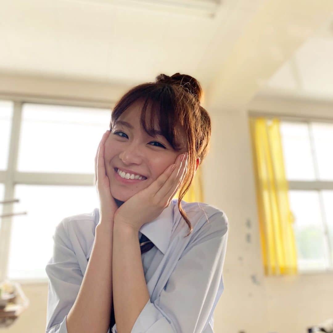 映画『午前0時、キスしに来てよ』のインスタグラム：「明日はお休み🤗﻿ ﻿ 日奈々と遊ぶ約束をしてにこにこなるんちゃん 🎈﻿ ﻿ 土曜も学校だった方も、お仕事だった方もお疲れ様でしたっ📚﻿ ﻿ #午前0時キスしに来てよ #12月6日公開 #映画0キス #0キス #岡崎紗絵 #jk #制服 #かわいい #モデル #女優 #はじける #笑顔 #smile #happy #学校 #放課後 #楽しみ #お休み」