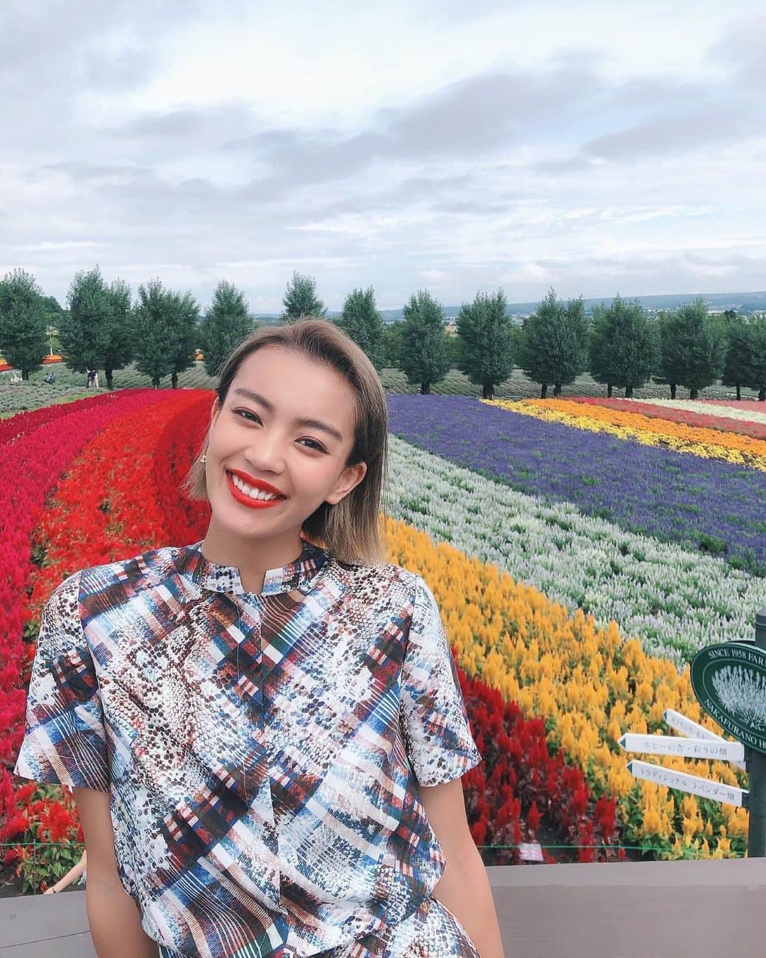 平アスカさんのインスタグラム写真 - (平アスカInstagram)「. 北海道富良野にきています💐 昨日いった居酒屋さん"くまげら"の森本さんにファーム富田ができた経緯を聞いてからきてみると、ここの素晴らしさをもっと深く感じれました。富良野の自然の美しさに見惚れまくっています。🥰🥰 教えてくれたみなさんありがとう♥️ #ファーム富田 #farmtomita #北海道」9月7日 12時02分 - asucataira