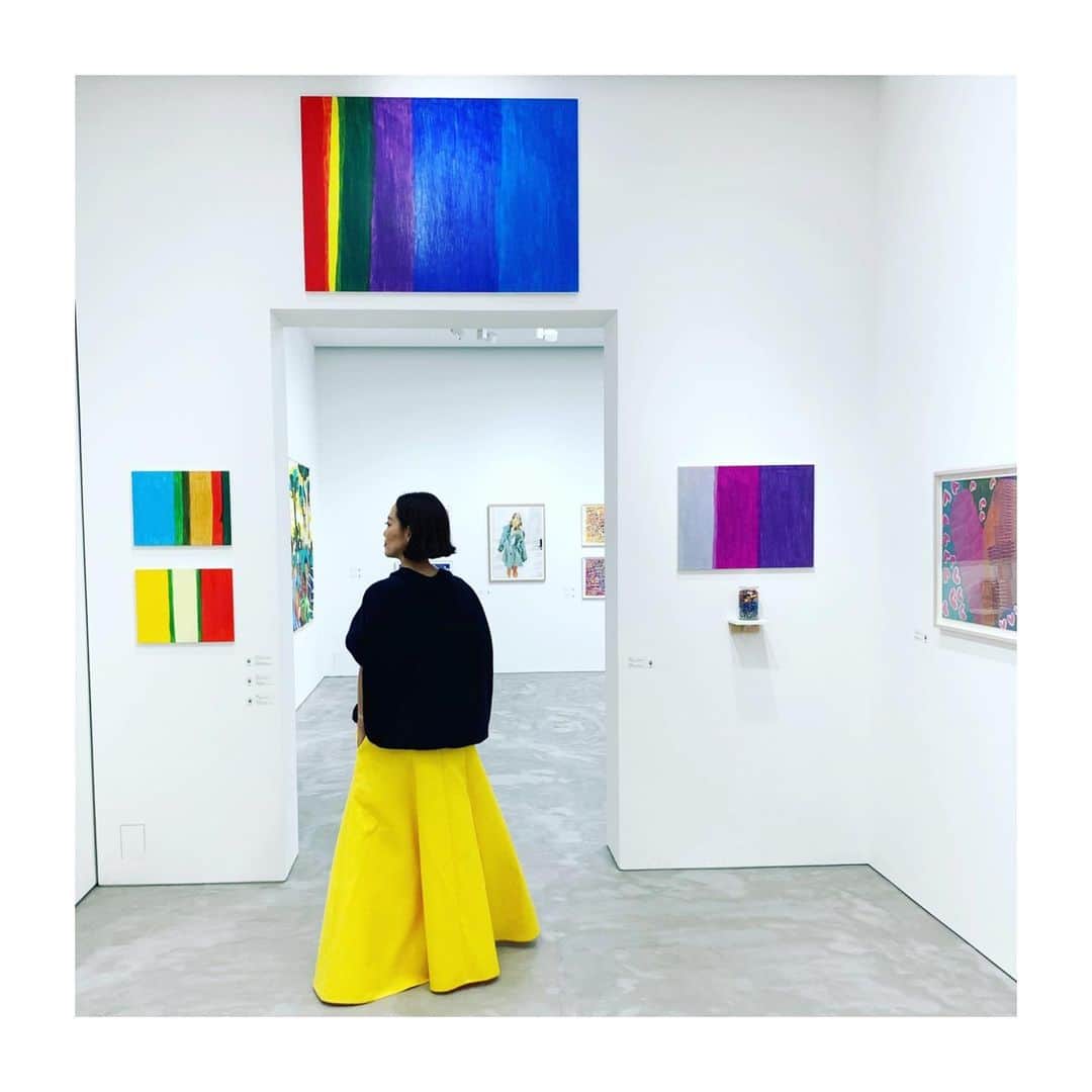 HiRAO INCのインスタグラム：「. Rainbow Arch 🌈 of Outsider Art  この展示のキュレーターで、プロデューサーの杉本志乃さんは @shinosugimoto 施設をまわり、人の目に触れなければ捨てられていくアウトサイダーアートをライフワークとして紹介してる専門家。  志乃さんが出会った、表現することが生きることと直結している、一人だけの世界で制作をする障がいのある人々が創るアートは、ピュアなエネルギーに溢れ、作品の完成度も高く、いつも感動するし、元気をもらえる。  GYREでは2回目のアウトサイダーアートの展覧会。 GYREは創業当時から、SHOP & THINK 、自分たちが起こす消費活動が世の中に与える影響を考えながらショッピングしましょう、というステートメントを掲げています。  意志を持つビルとして、GYRE GALLERYでは、これからも、意味がある事をしていきます。 作品は購入可能。 是非沢山の人に来て欲しいな。  #現代アウトサイダーアート リアル − 現代美術の先にあるもの − 会期 : 2019年9月7日（土） - 10月27日（日） 会場期間 : 11時 - 20時 会場 : GYRE GALLERY GYRE 3F 東京都渋谷区神宮前5-10-1  #gyreomotesando  #gyre_shopandthink」